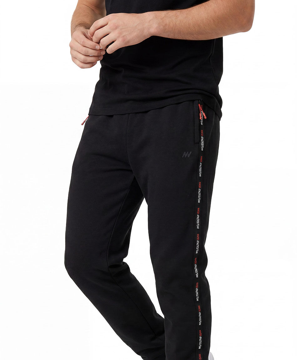 Pantal&oacute;n deportivo hombre l&iacute;neas texto