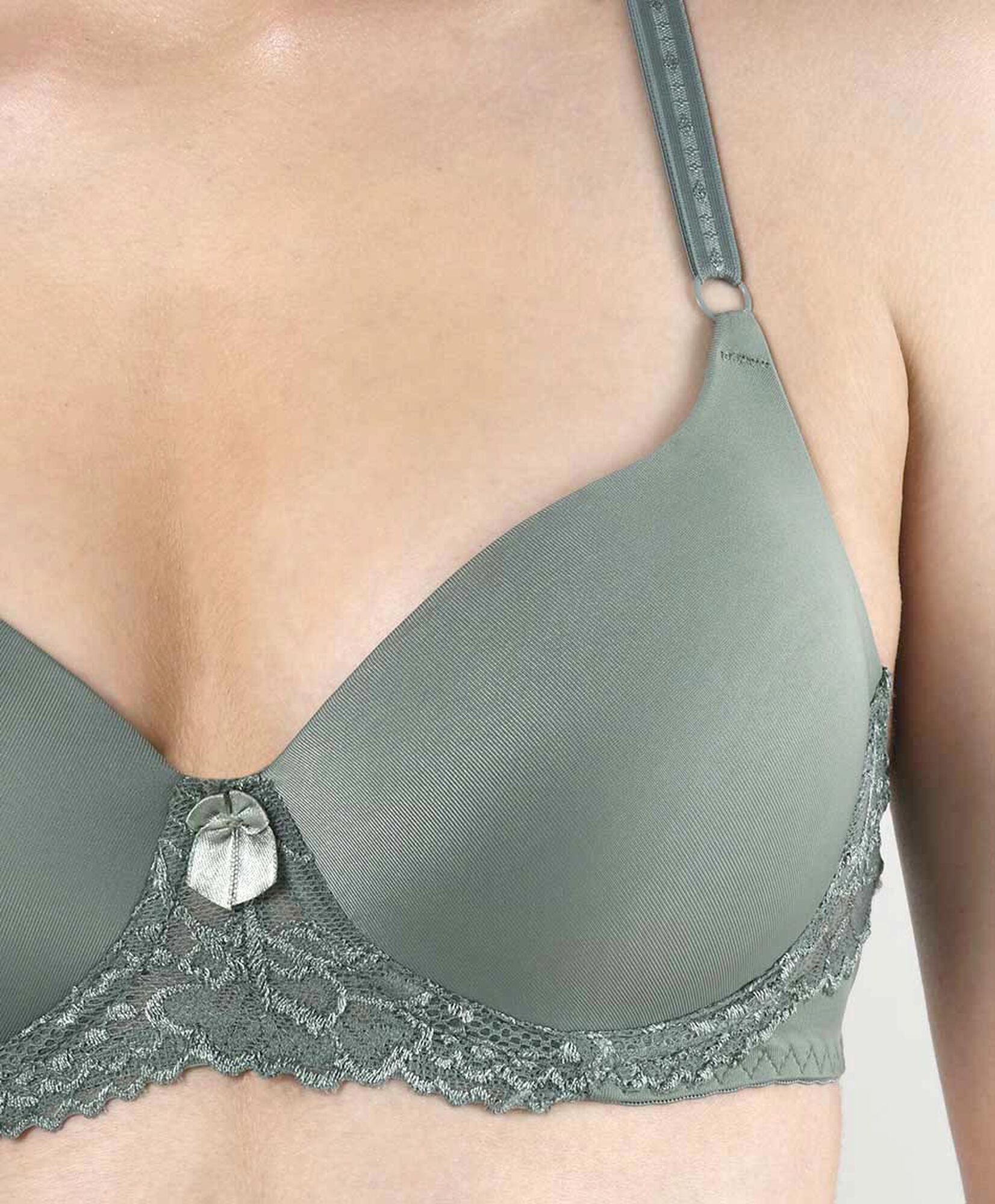 Sostén mujer liso detalle encaje Sostén mujer liso detalle encaje