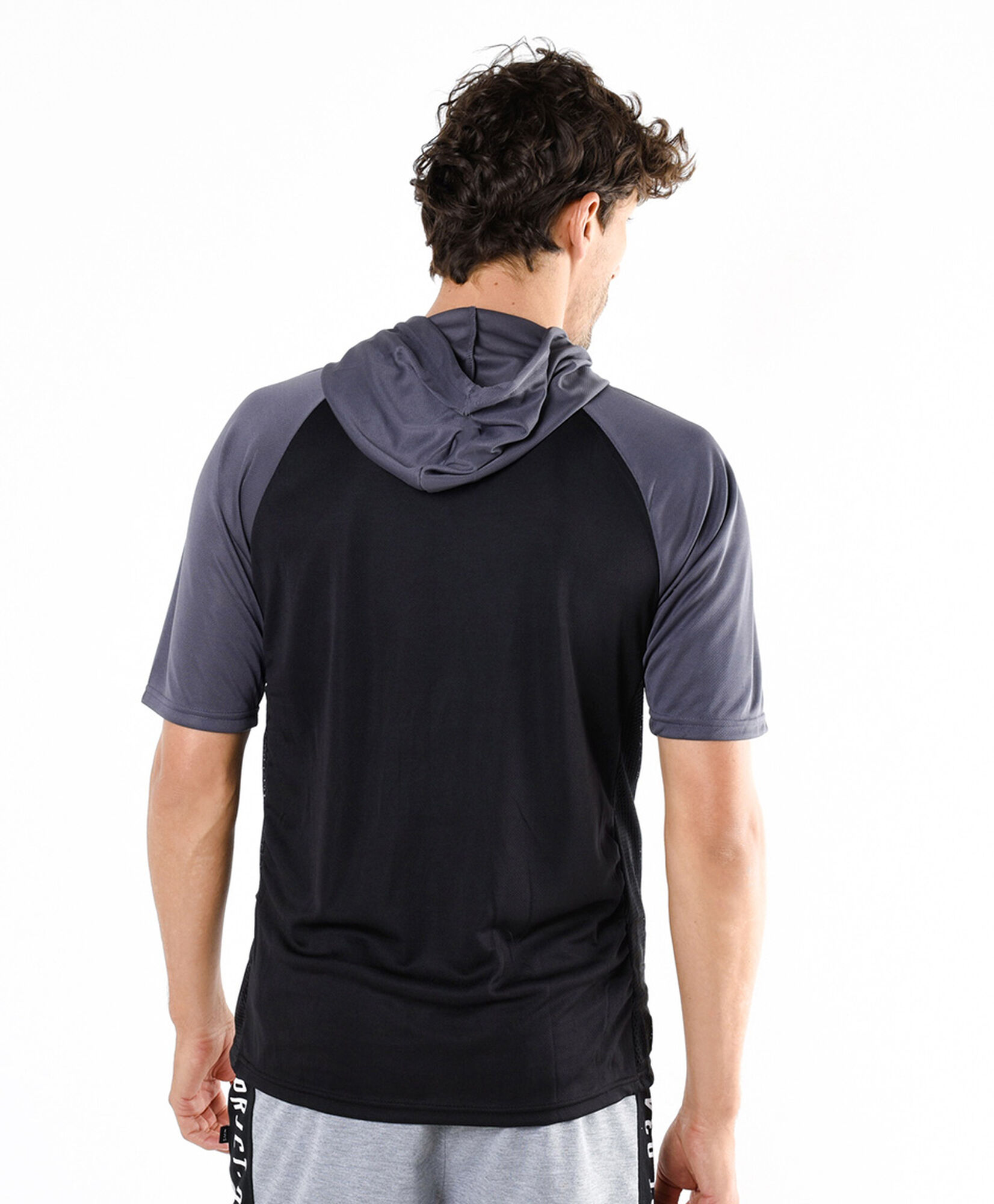 Polera deportiva hombre con gorro Polera deportiva hombre con gorro