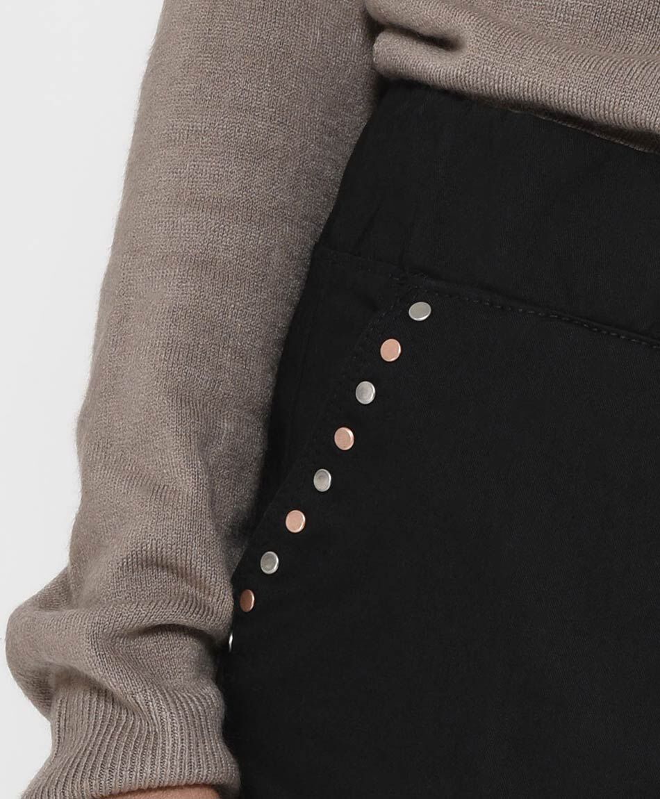 Pantal&oacute;n mujer tachas en bolsillos