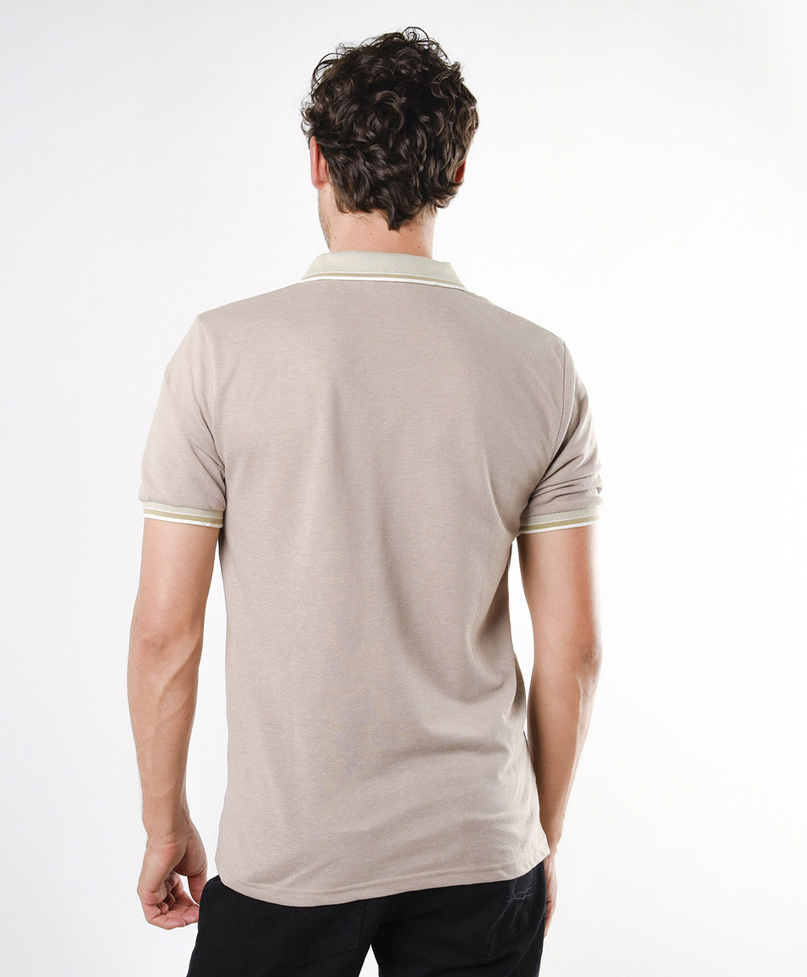 Polera hombre beige líneas en cuello piqué Polera hombre beige líneas en cuello piqué