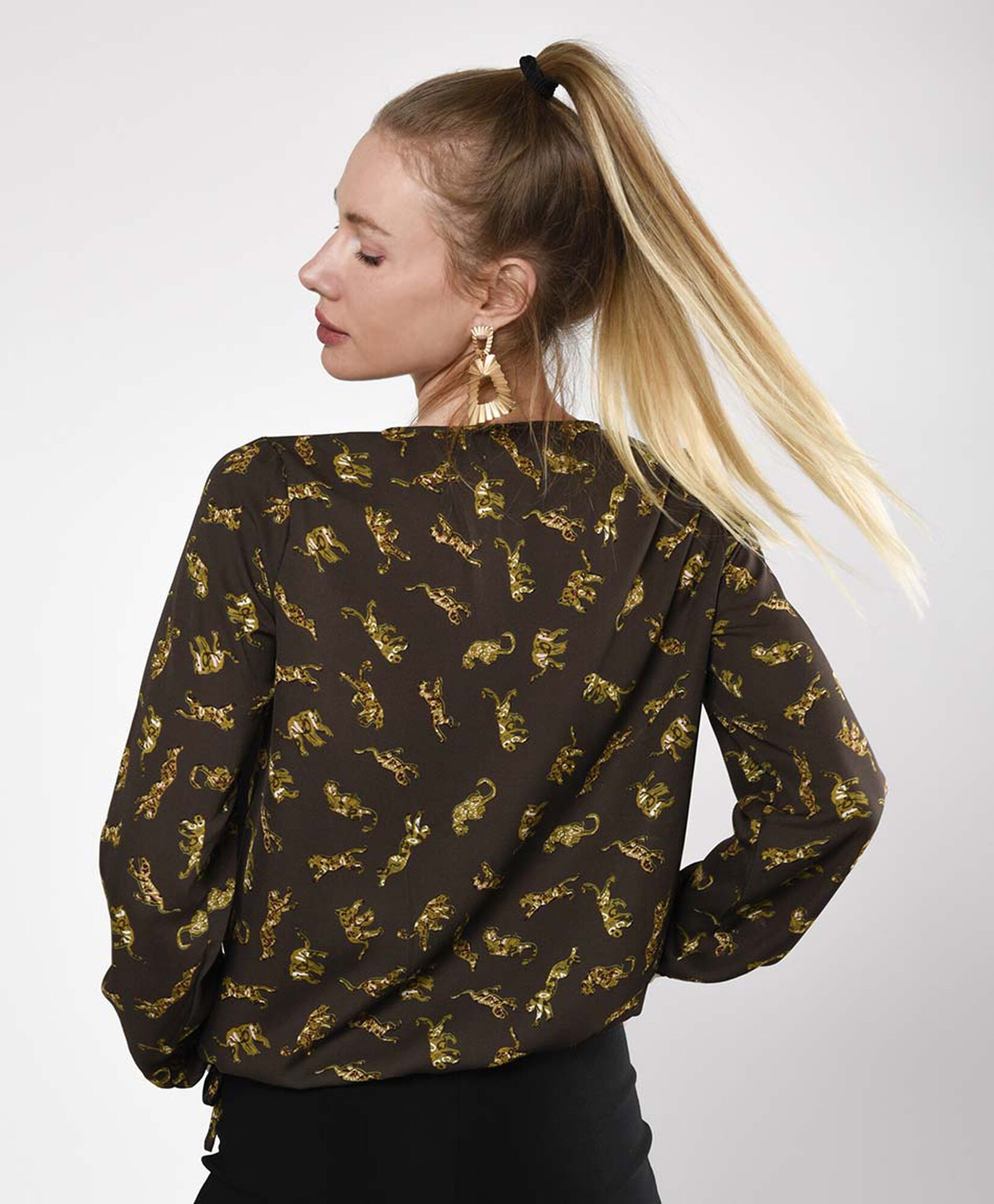 Blusa manga larga cuello en v Blusa manga larga cuello en v