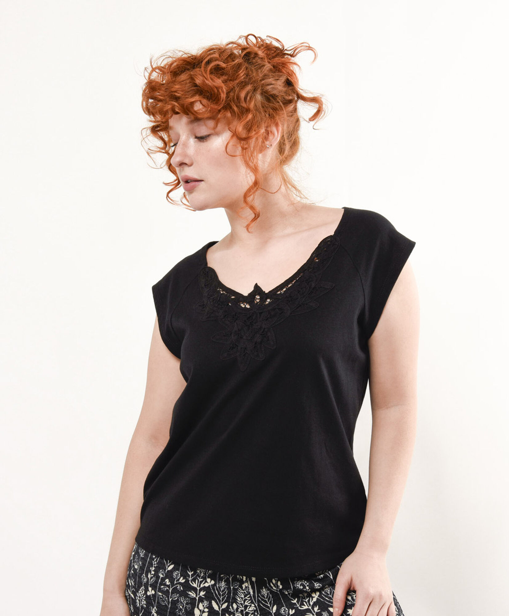 Polera mujer encaje frontal negro TRICOT - Main Image