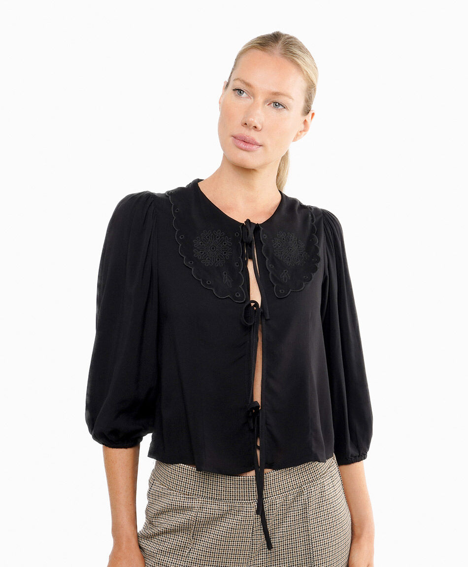 Blusa mujer cuello bordado