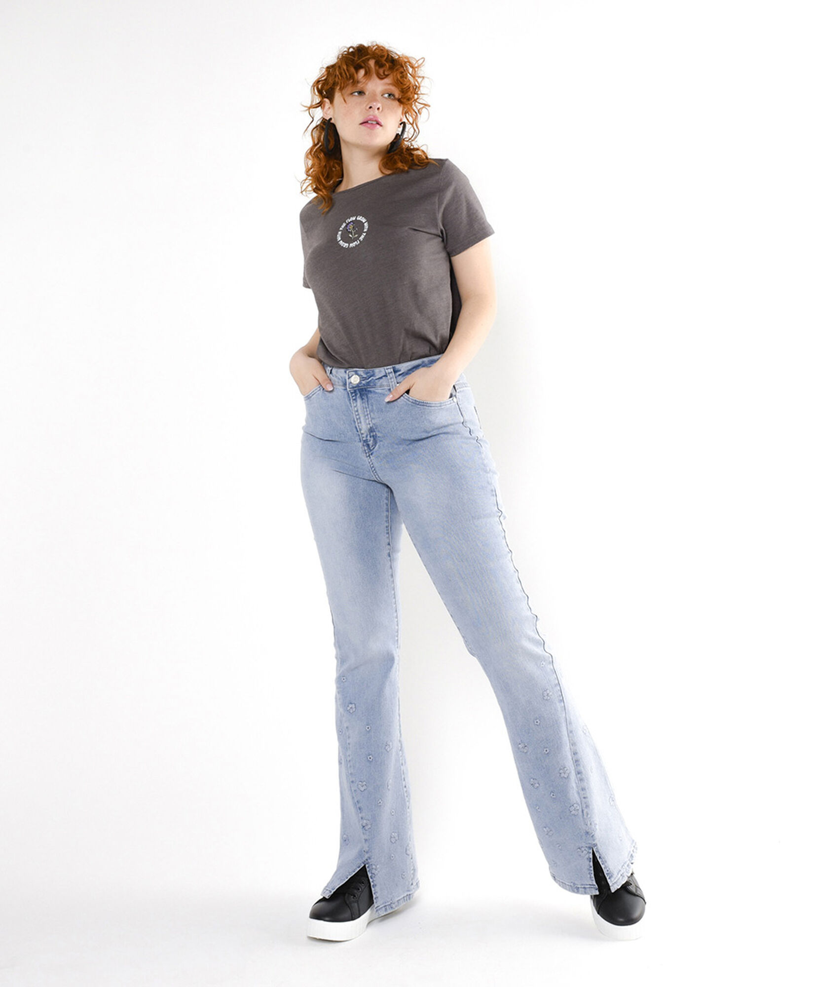 Jeans mujer basta abierta bordada Jeans mujer basta abierta bordada