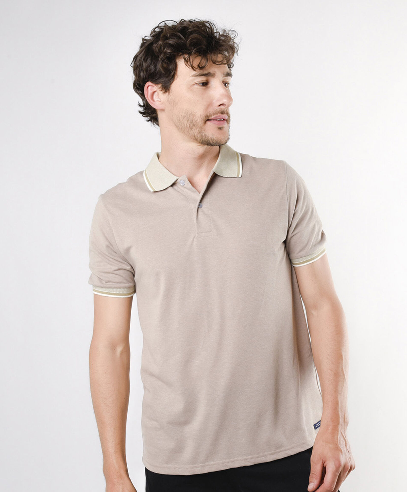 Polera hombre beige líneas en cuello piqué Polera hombre beige líneas en cuello piqué
