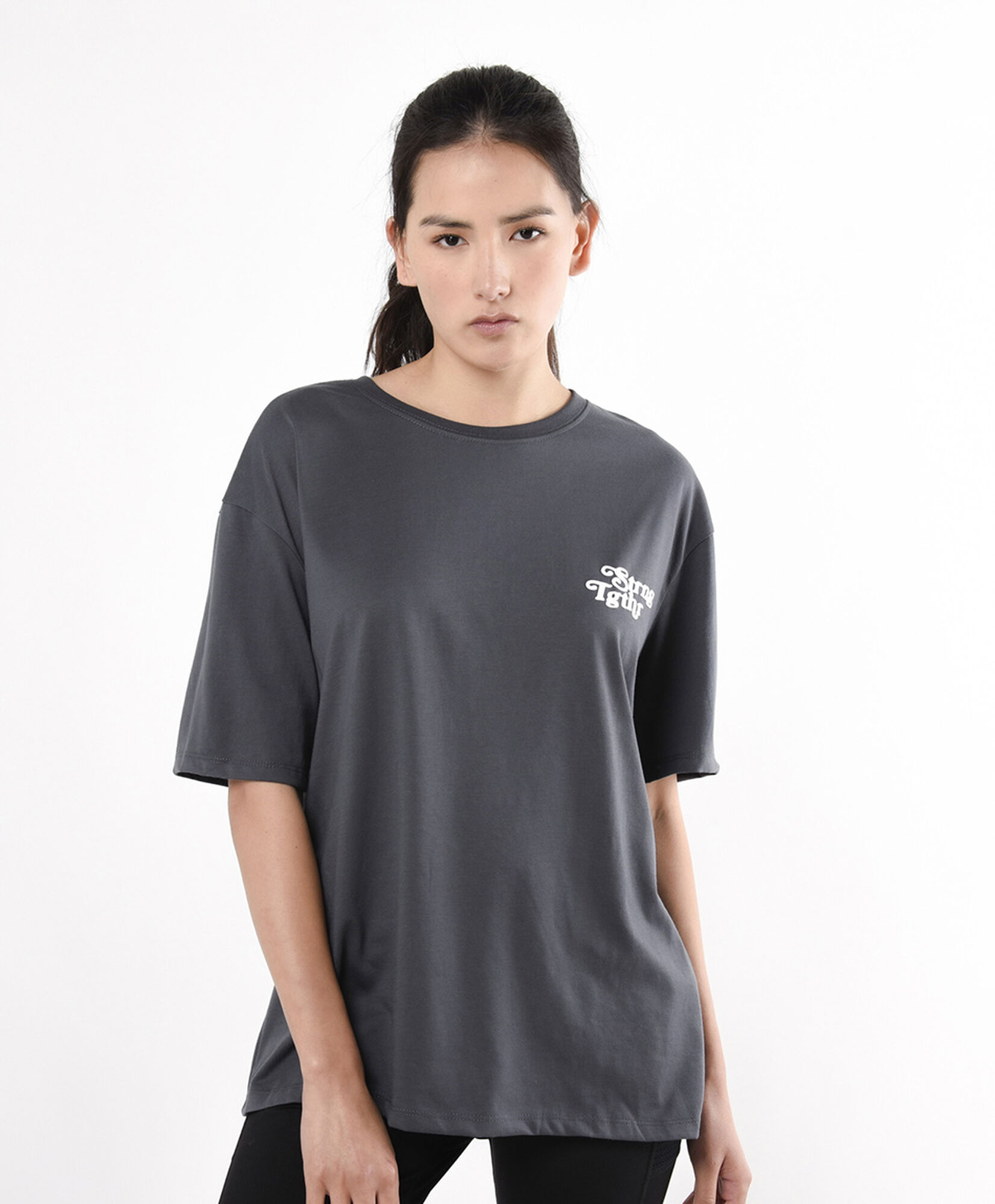 Polera deportiva mujer oversize gris Polera deportiva mujer oversize gris