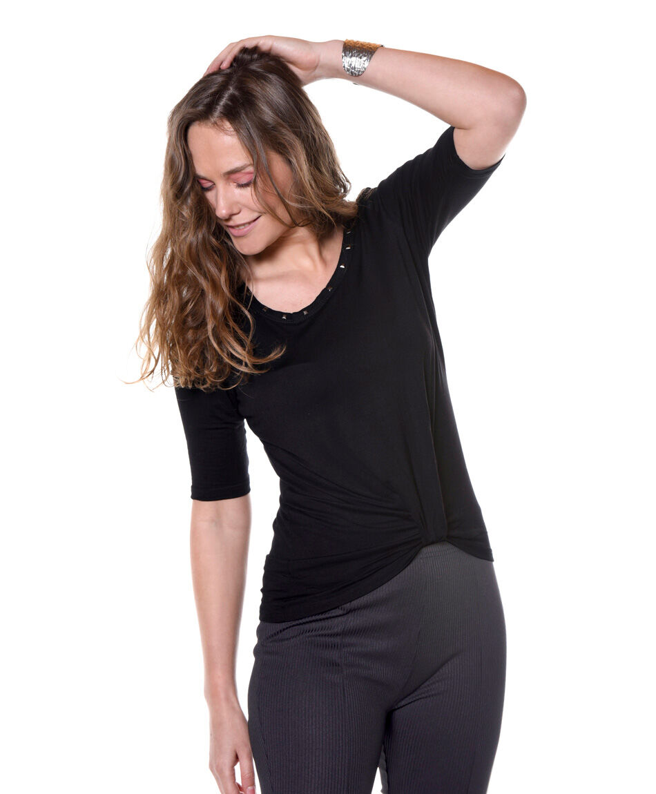 Polera tachas cuello