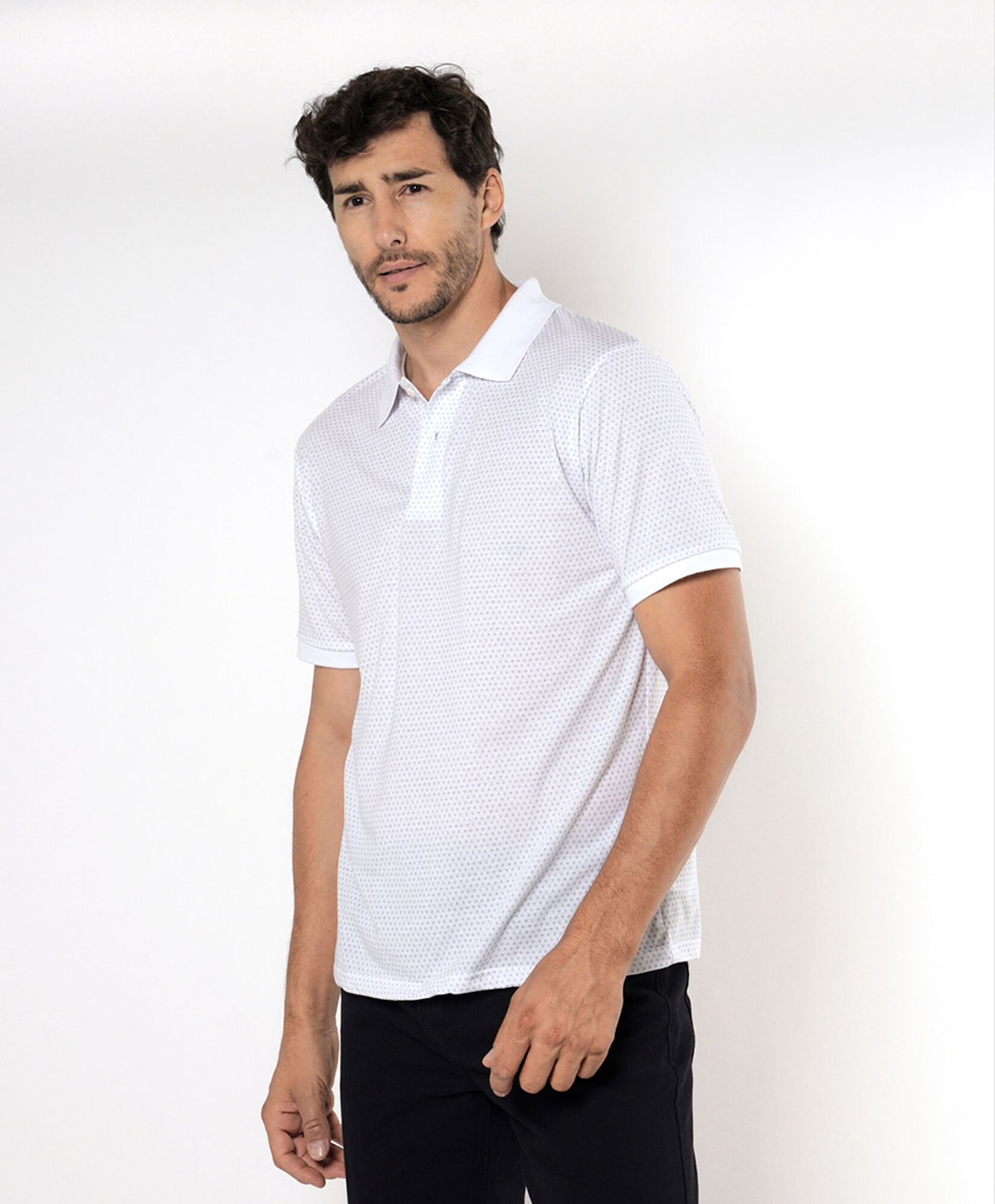 Polera hombre triángulos cuello piqué Polera hombre triángulos cuello piqué