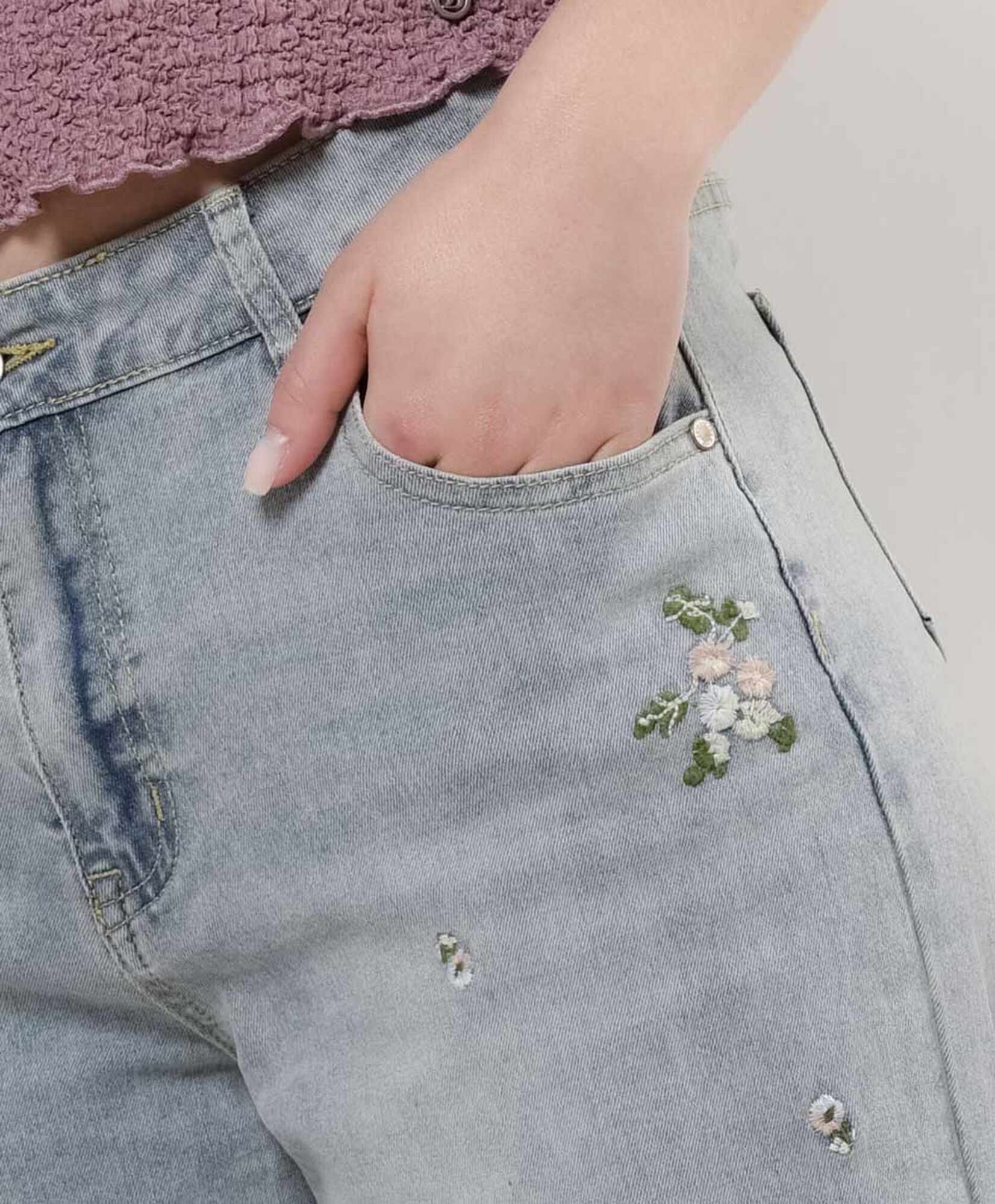 Jeans mujer florcitas bordadas Jeans mujer florcitas bordadas