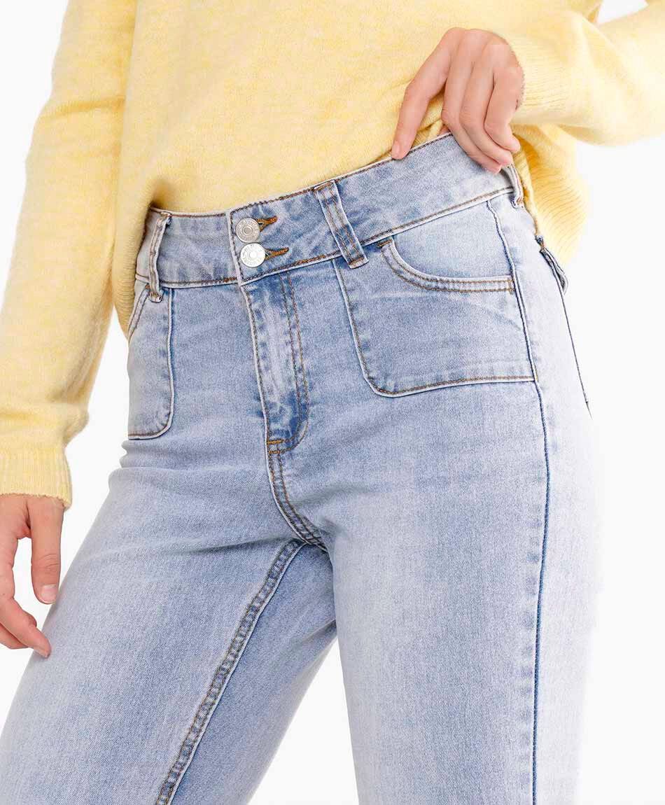 Jeans mujer flare bolsillos bordados