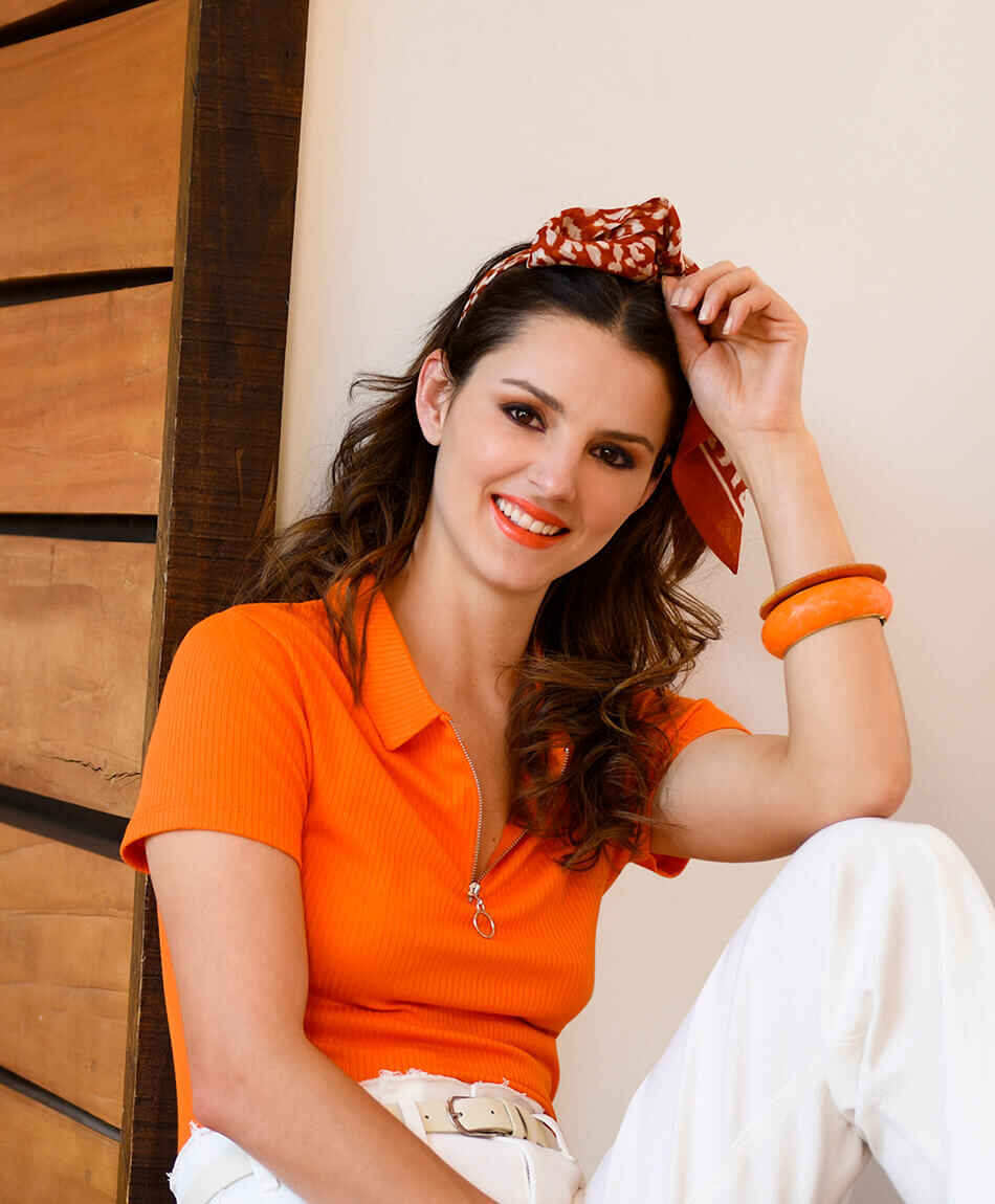 Polera ajustada manga corta cuello camisero