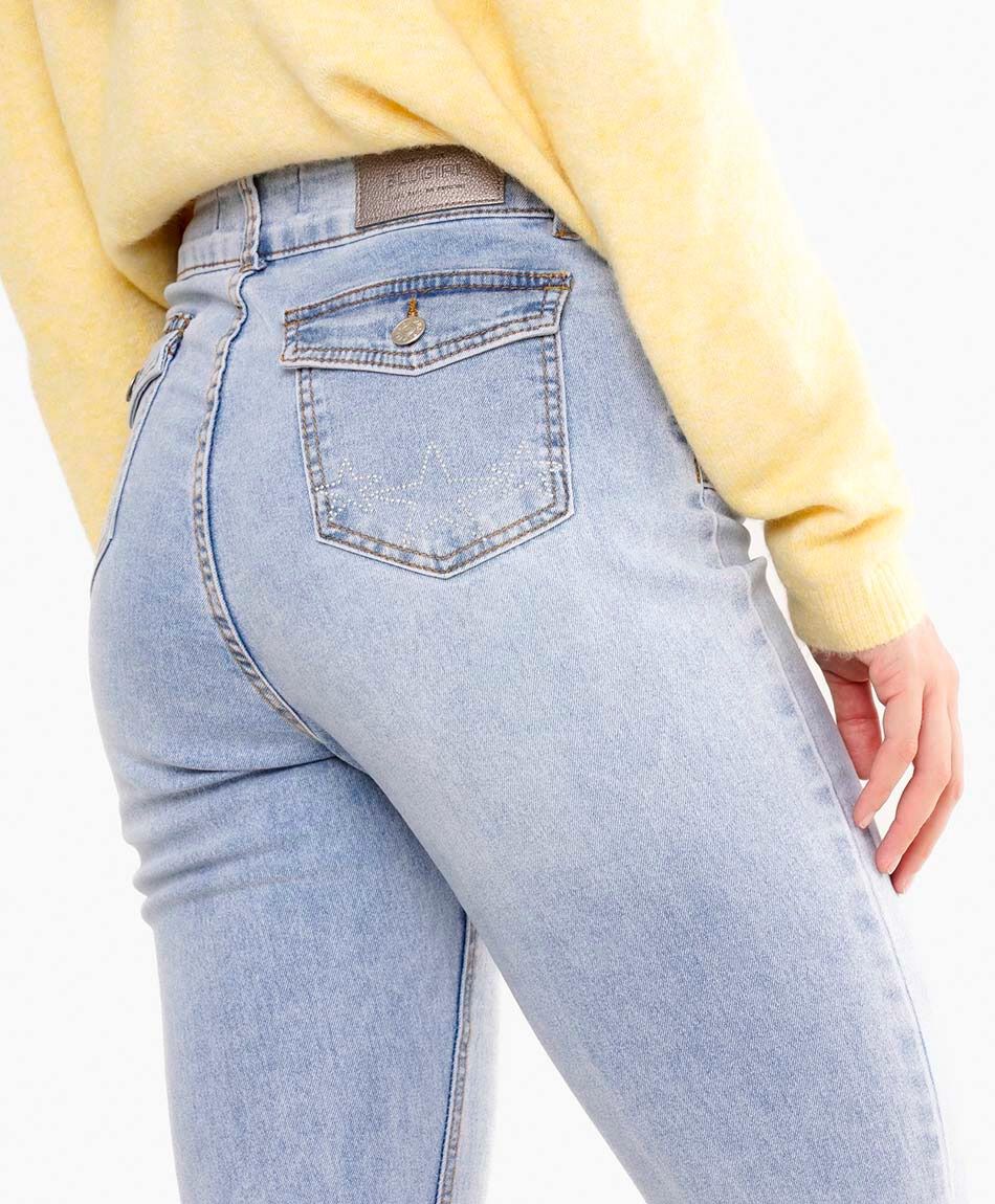 Jeans mujer flare bolsillos bordados
