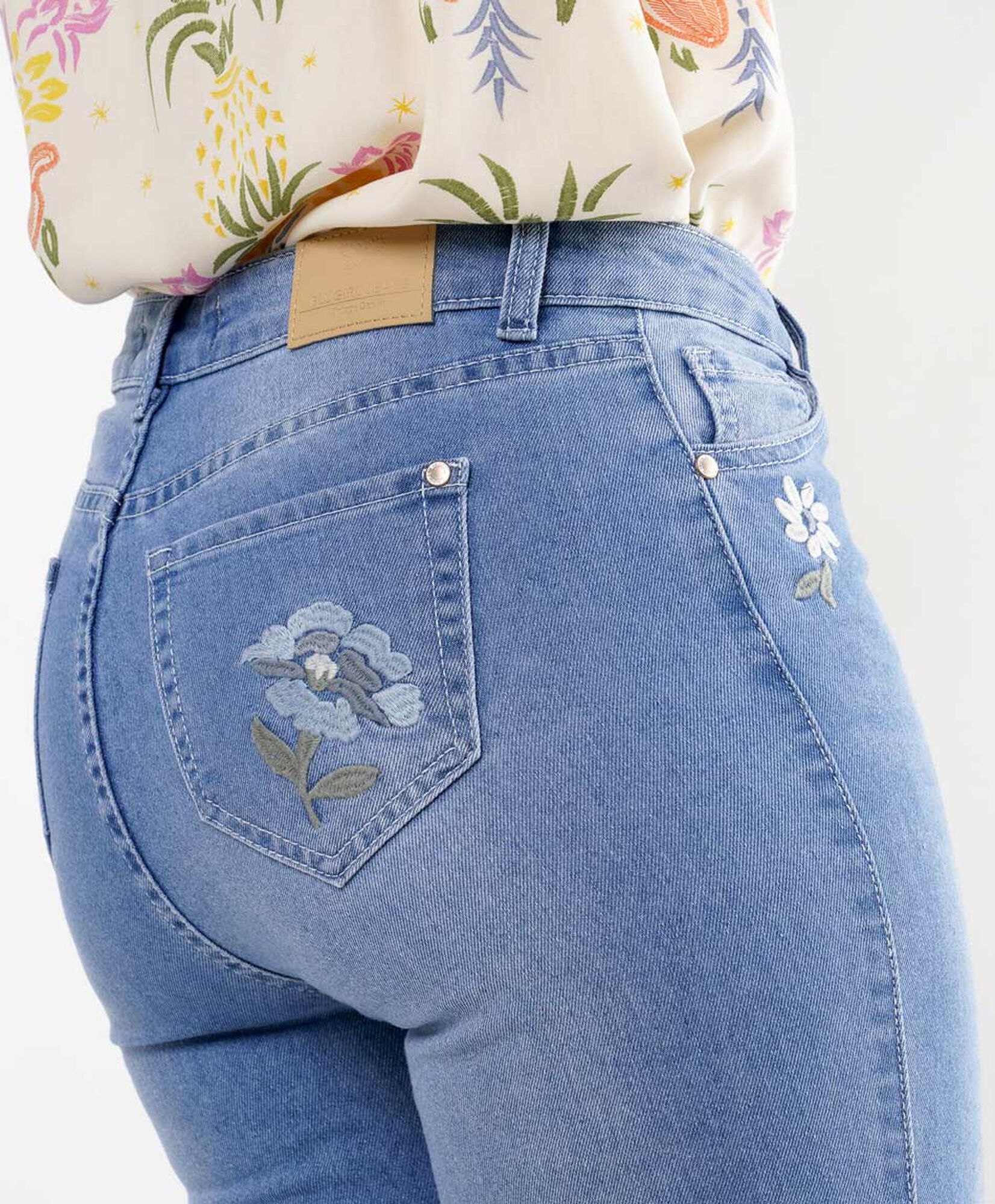 Jeans mujer flores bordadas flare Jeans mujer flores bordadas flare