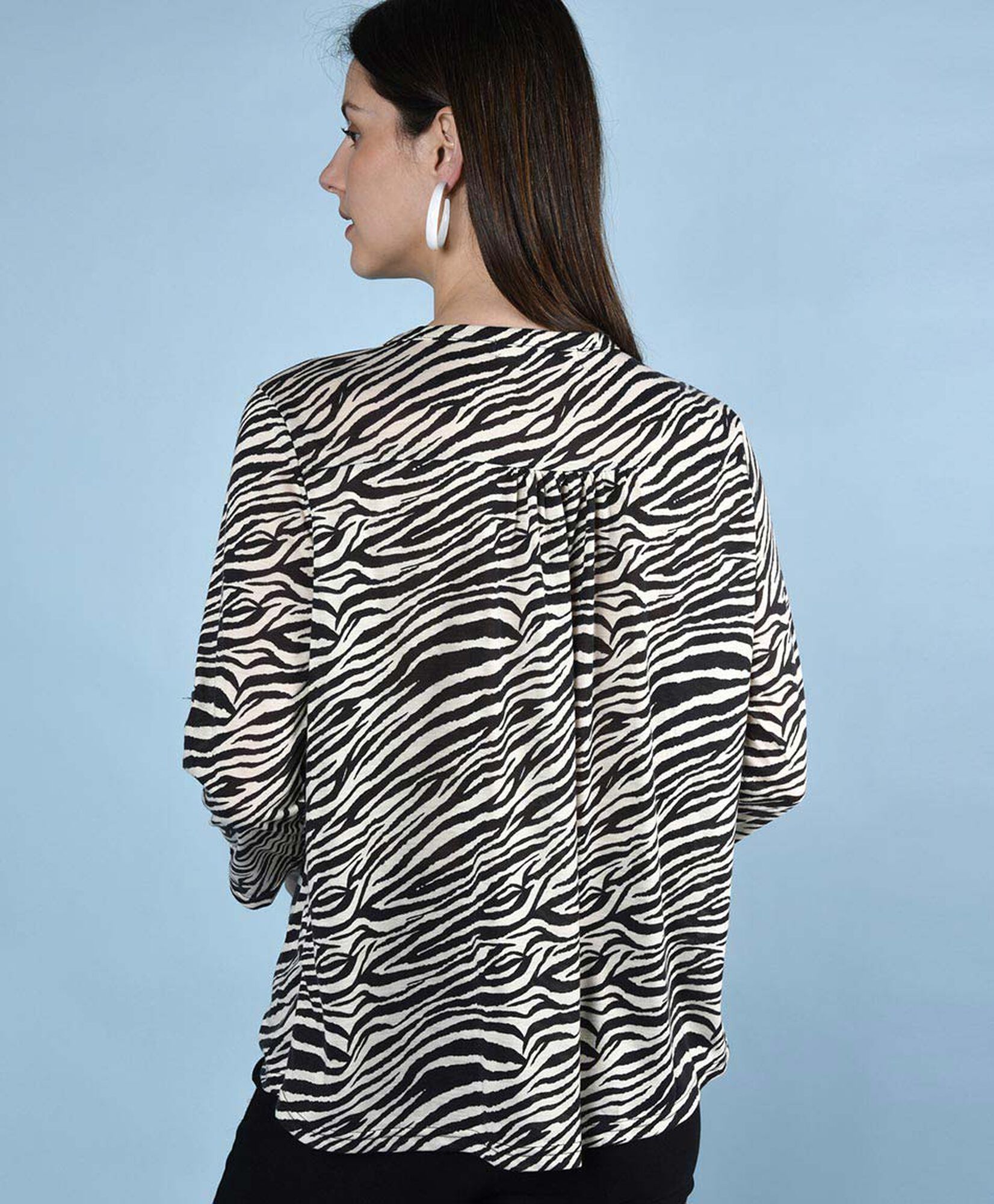 Polera oversize manga 3/4 cuello redondo Polera oversize manga 3/4 cuello redondo