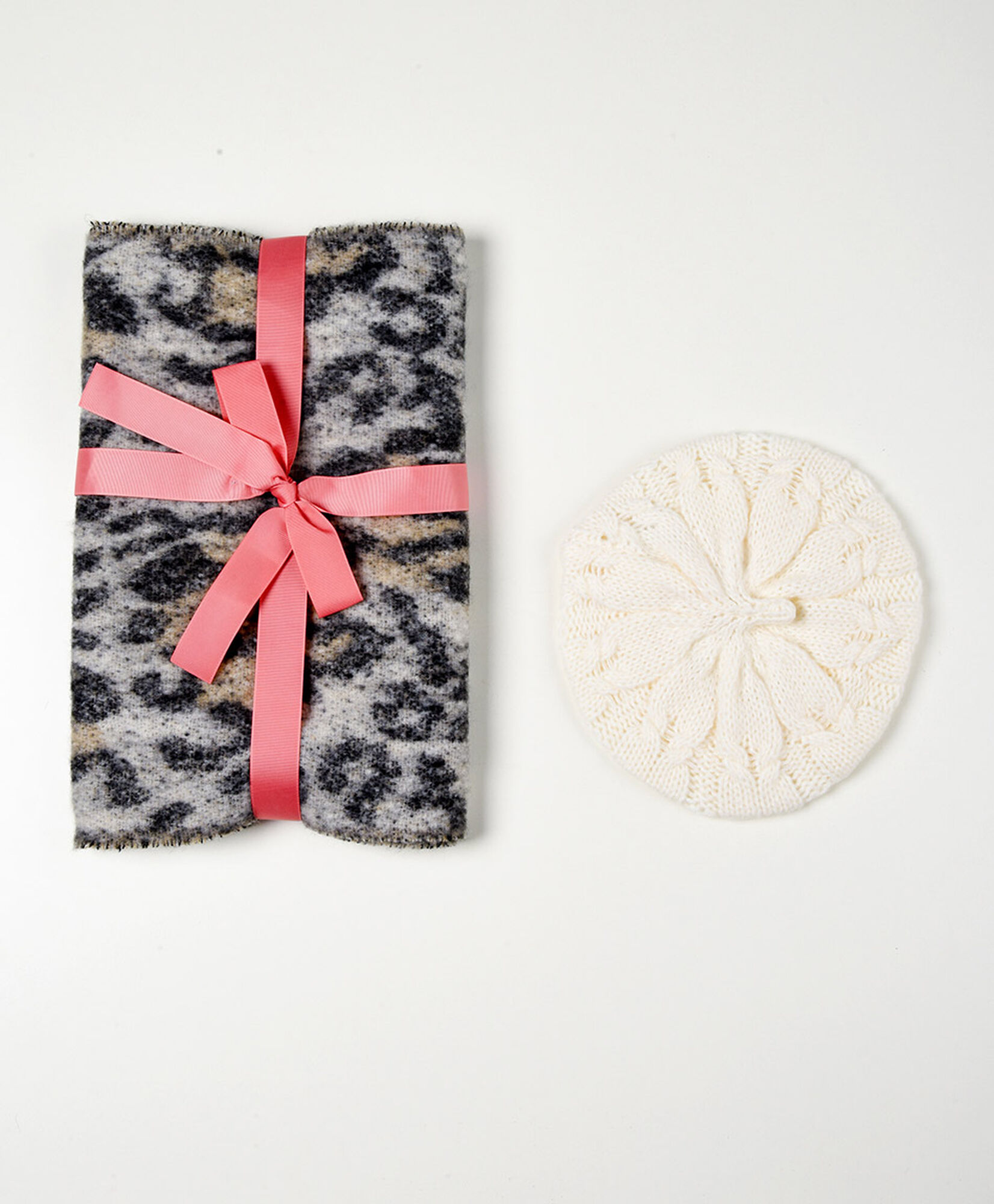 Set de regalo mujer boina + ruana animal print Set de regalo mujer boina + ruana animal print