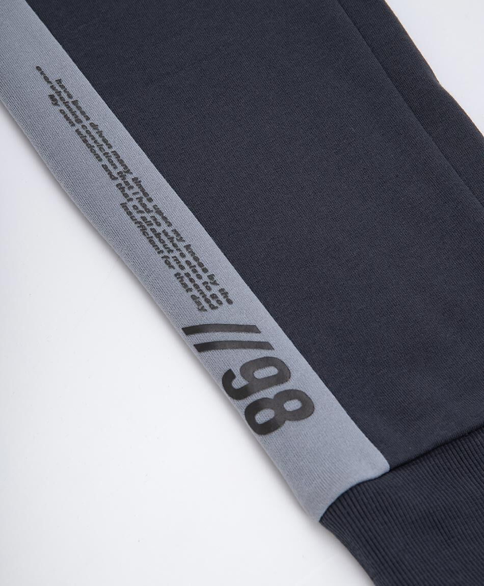 Pantal&oacute;n deportivo hombre texto l&iacute;neas