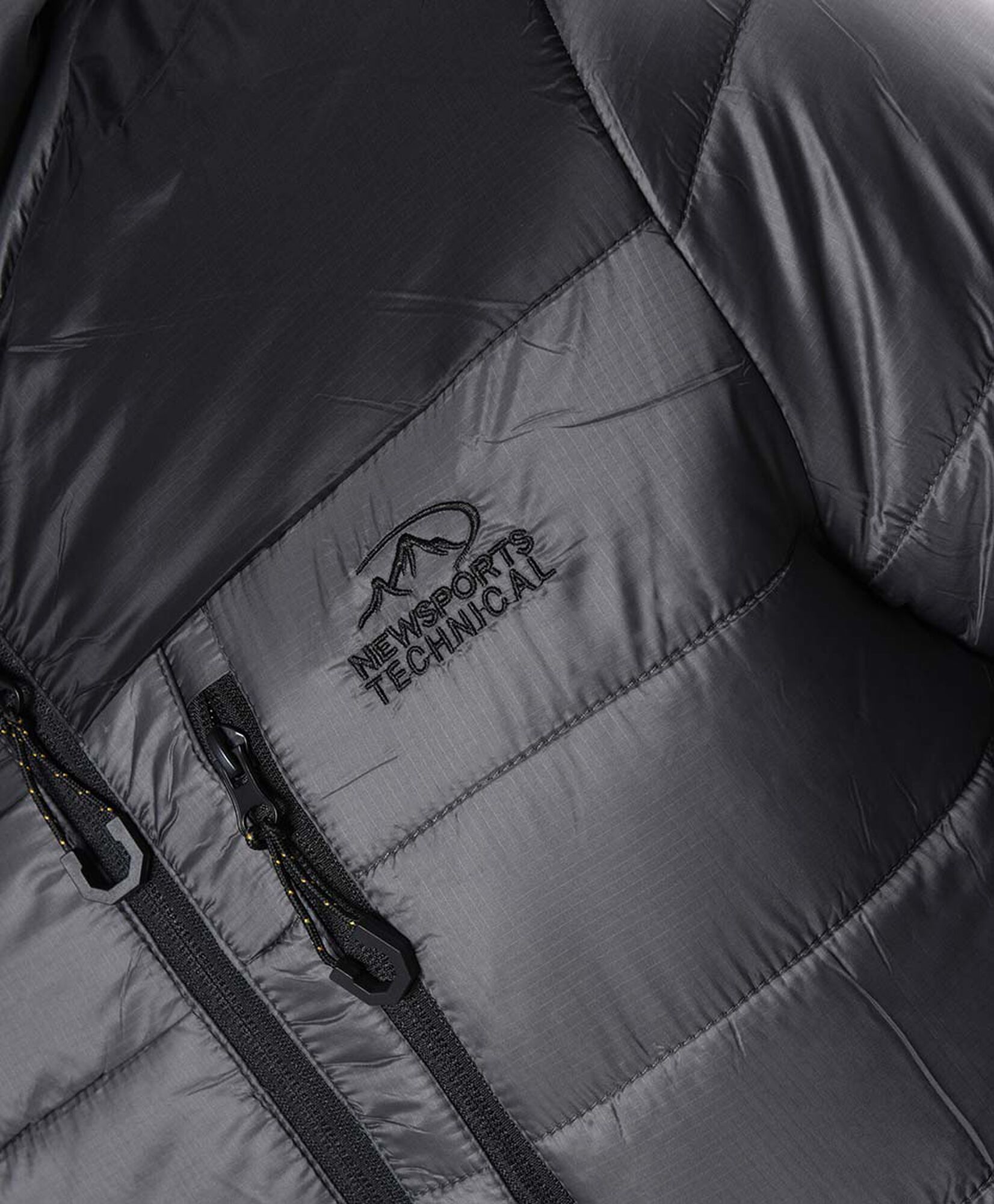 Parka deportiva hombre bicolor bolsillo en el pecho Parka deportiva hombre bicolor bolsillo en el pecho