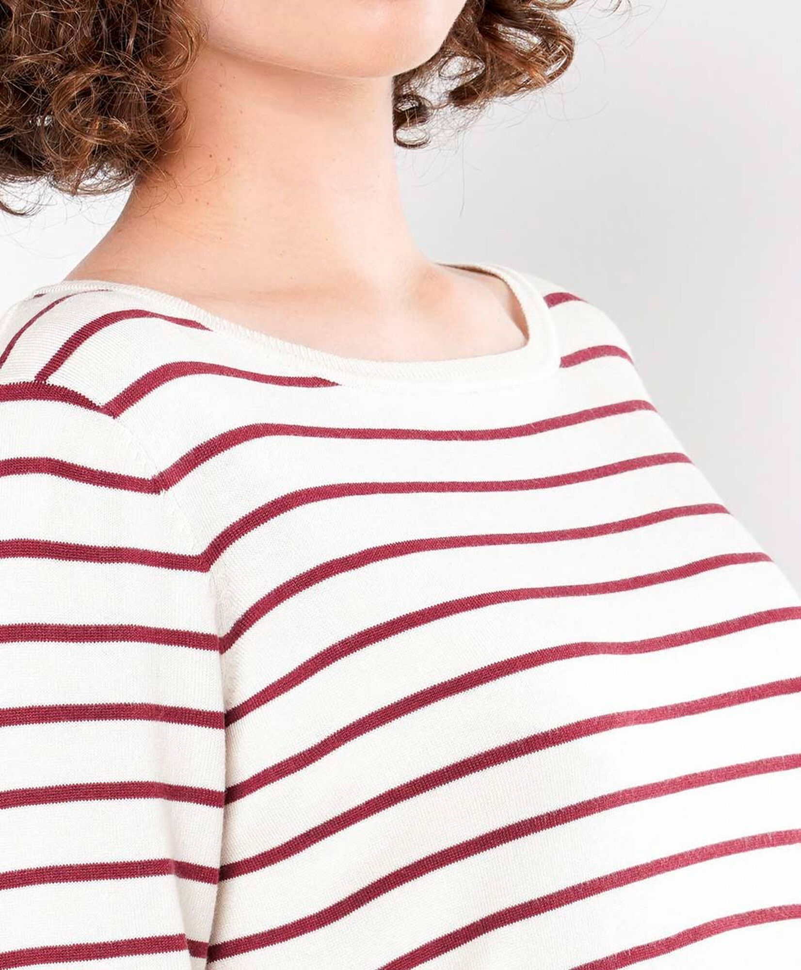 Sweater mujer líneas rojas Sweater mujer líneas rojas