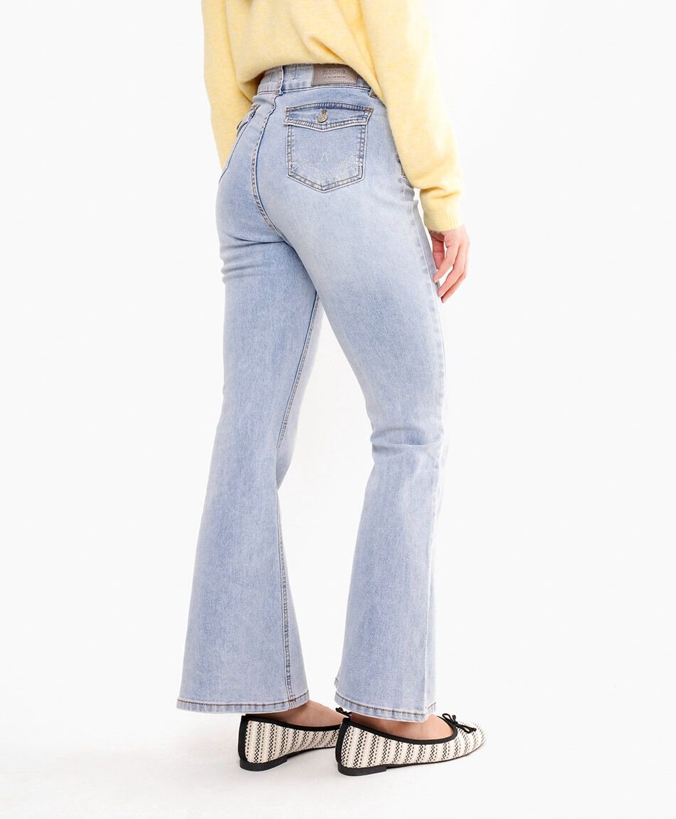 Jeans mujer flare bolsillos bordados