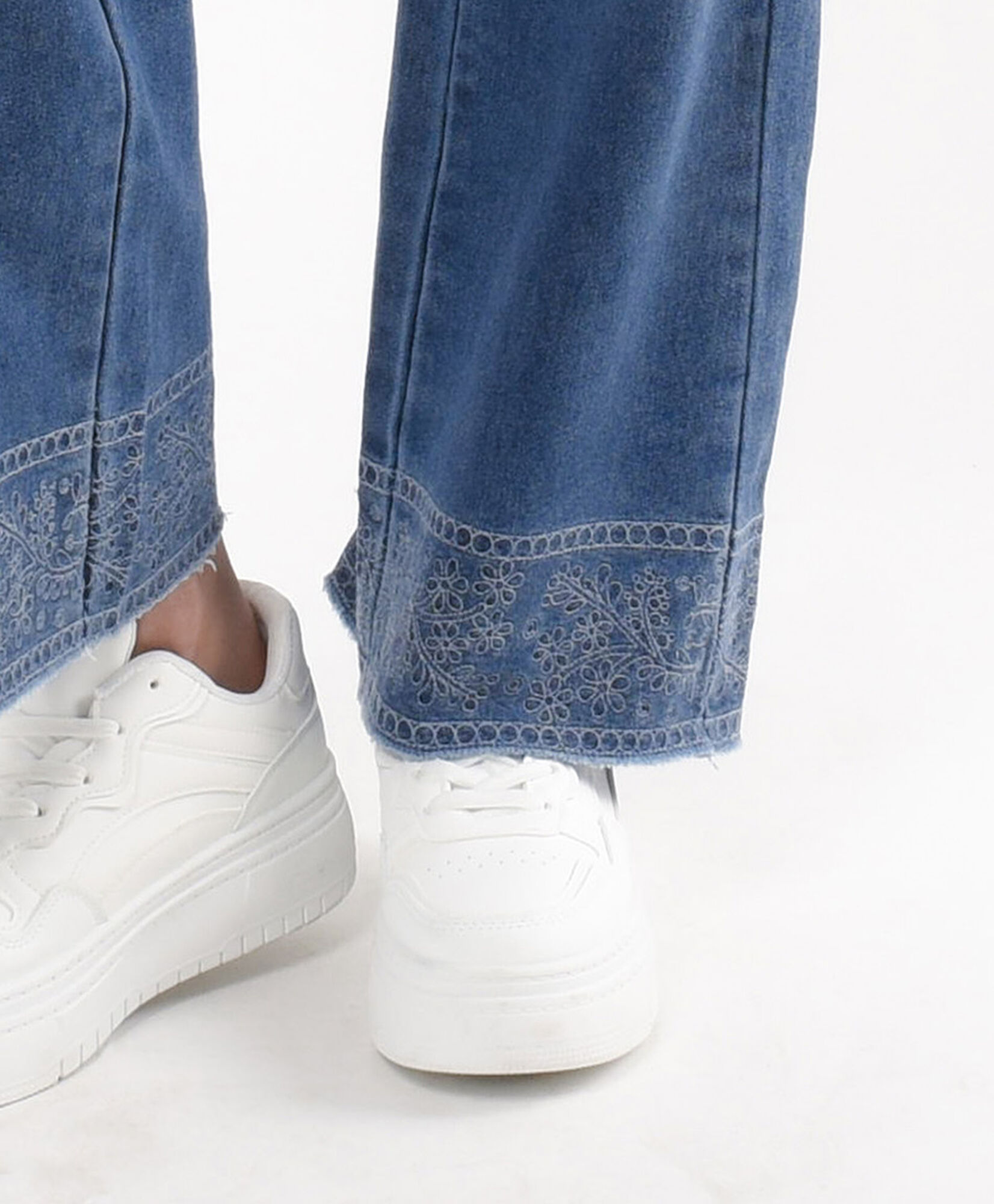 Jeans mujer basta bordada wide Jeans mujer basta bordada wide