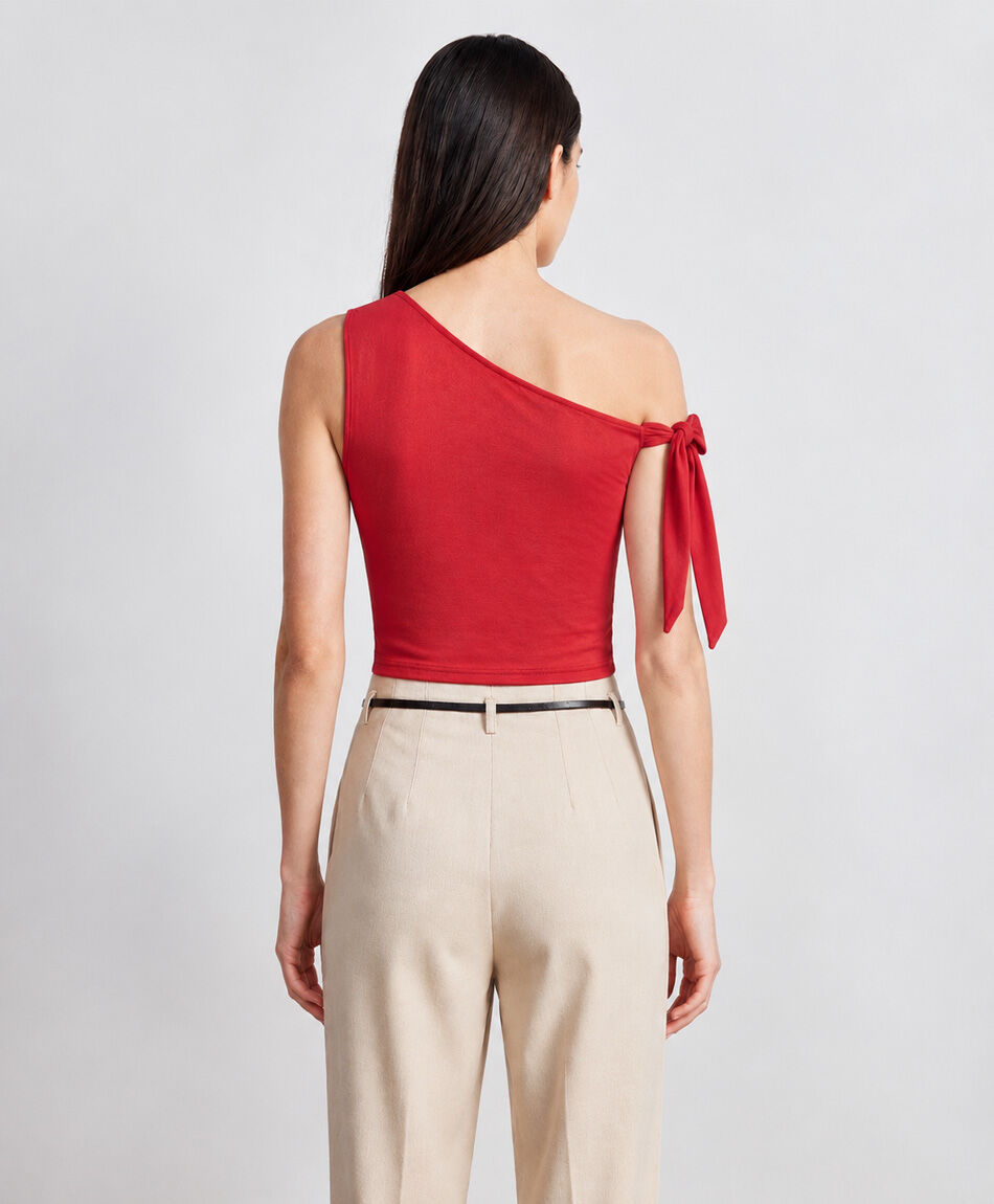Polera mujer asim&eacute;trica lazo roja