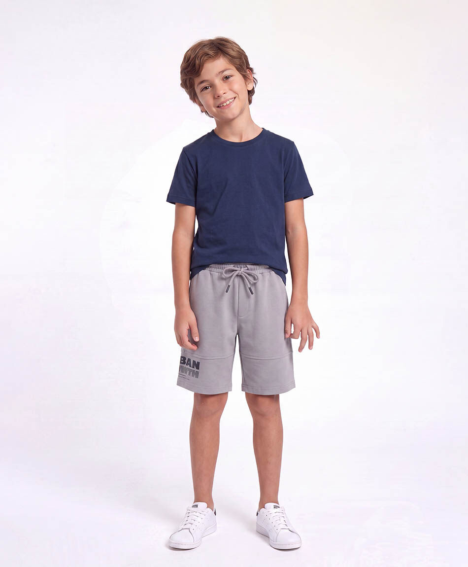 Short ni&ntilde;o urbano