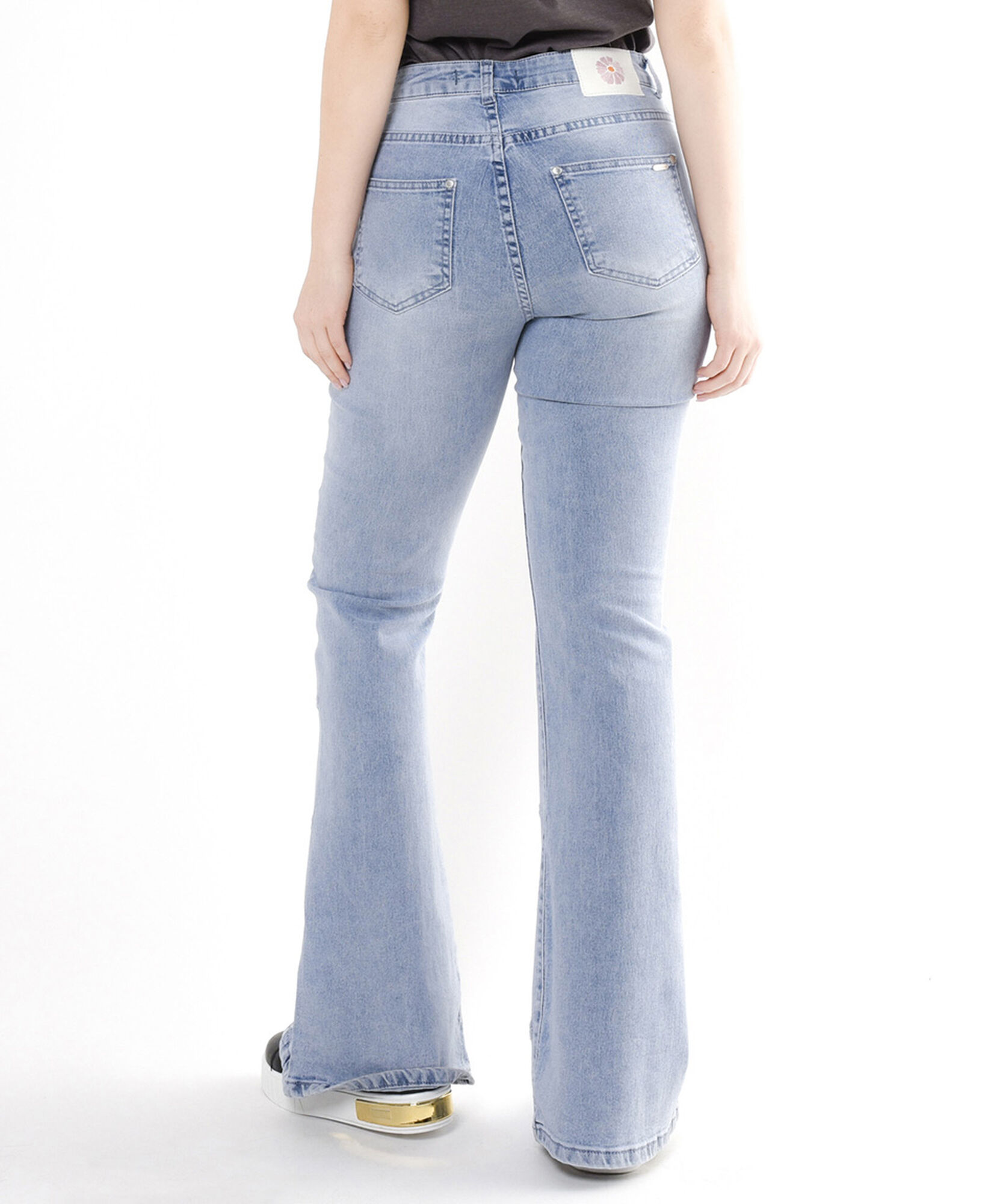 Jeans mujer basta abierta bordada Jeans mujer basta abierta bordada