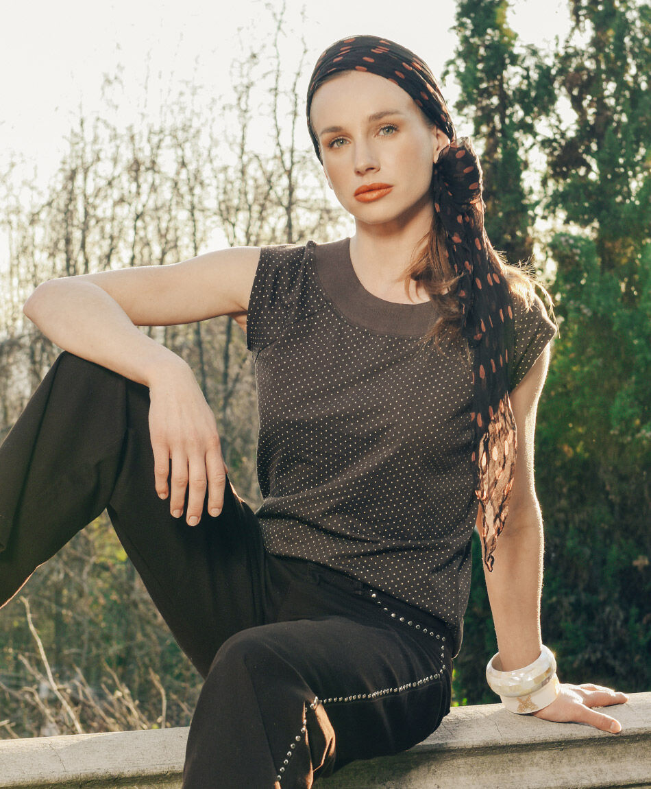 Polera mujer caf&eacute; puntitos