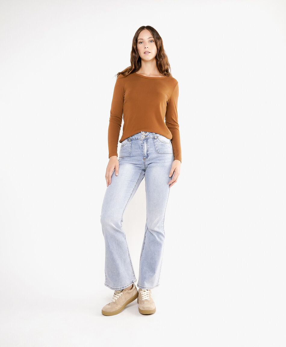 Jeans mujer flare bolsillos bordados tiro alto
