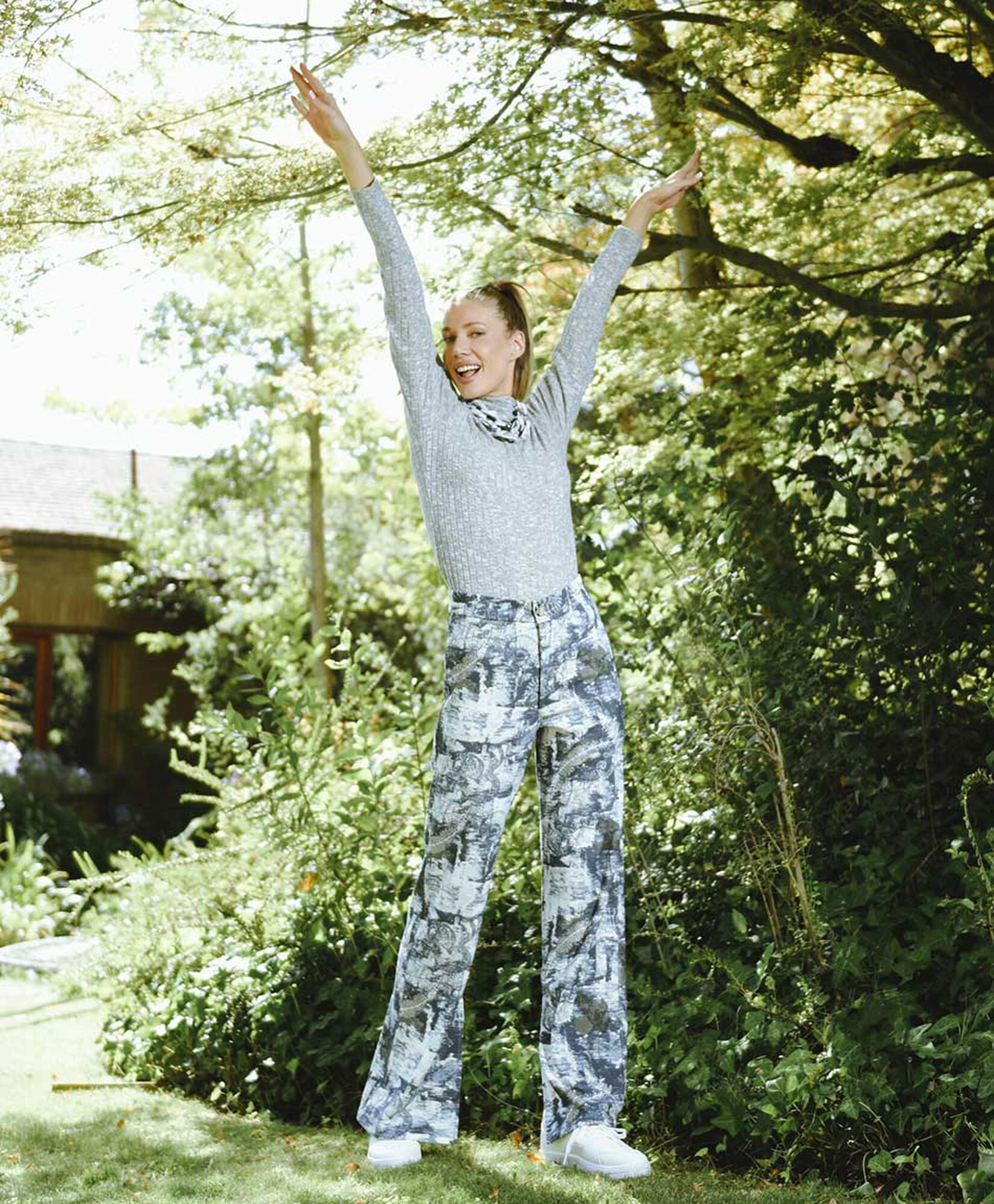 Pantalón mujer tiro alto flare estampado Pantalón mujer tiro alto flare estampado