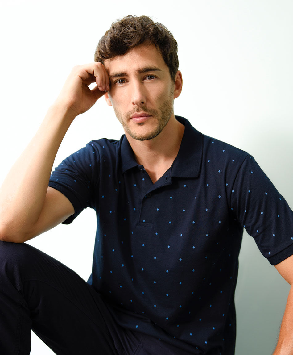 Polera hombre puntitos cuello piqu&eacute;