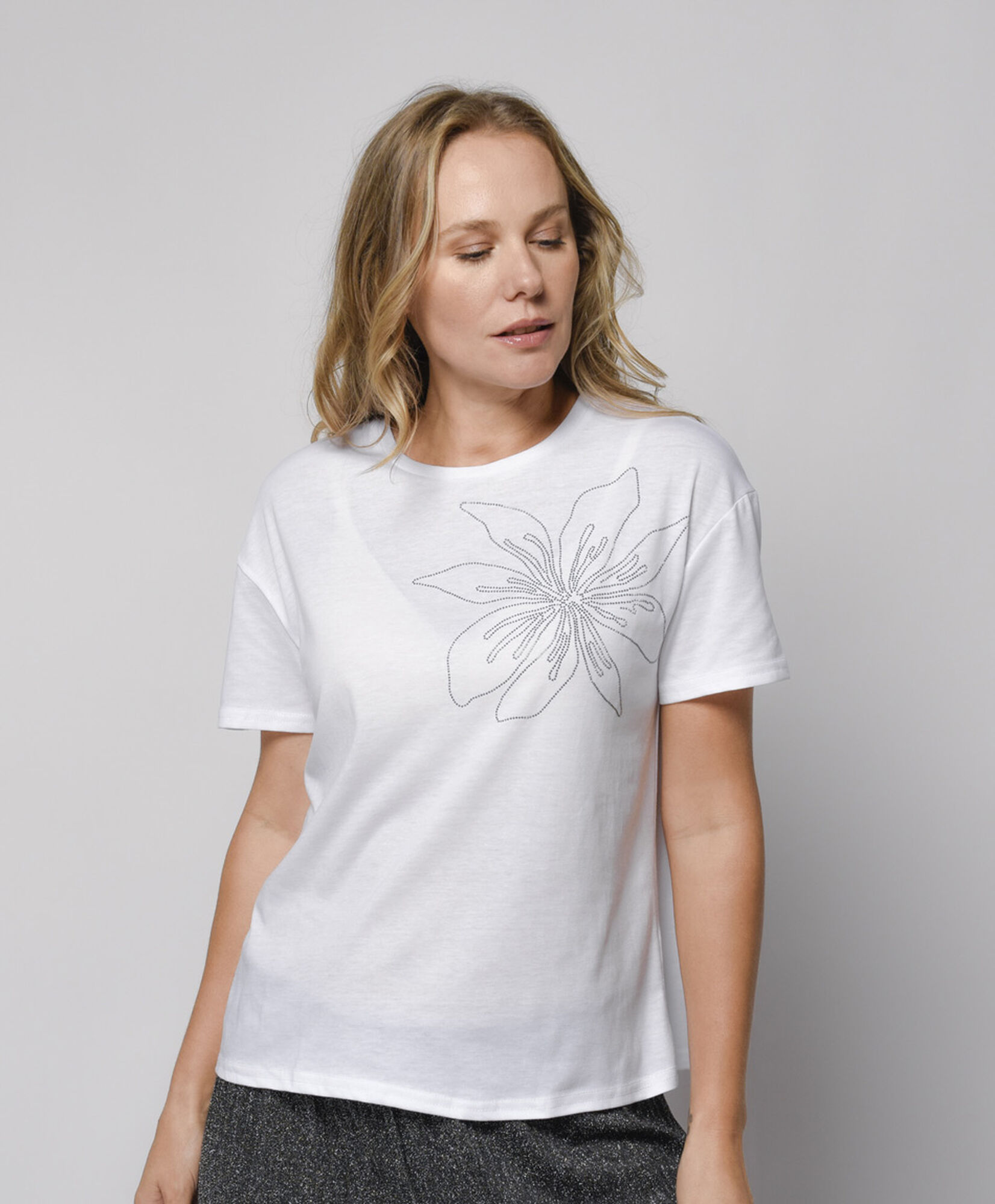 Polera mujer flor tachas Polera mujer flor tachas