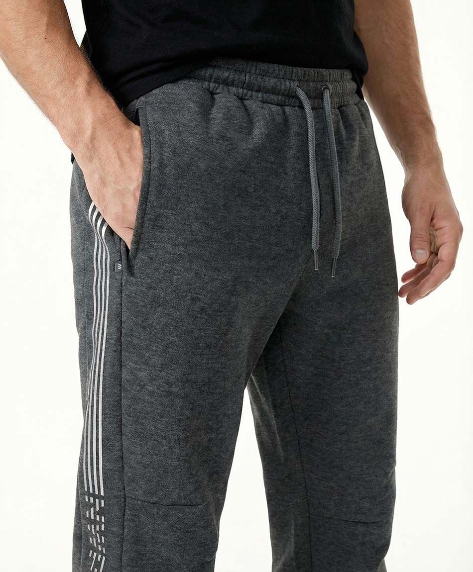 Pantal&oacute;n deportivo hombre lineas jogger