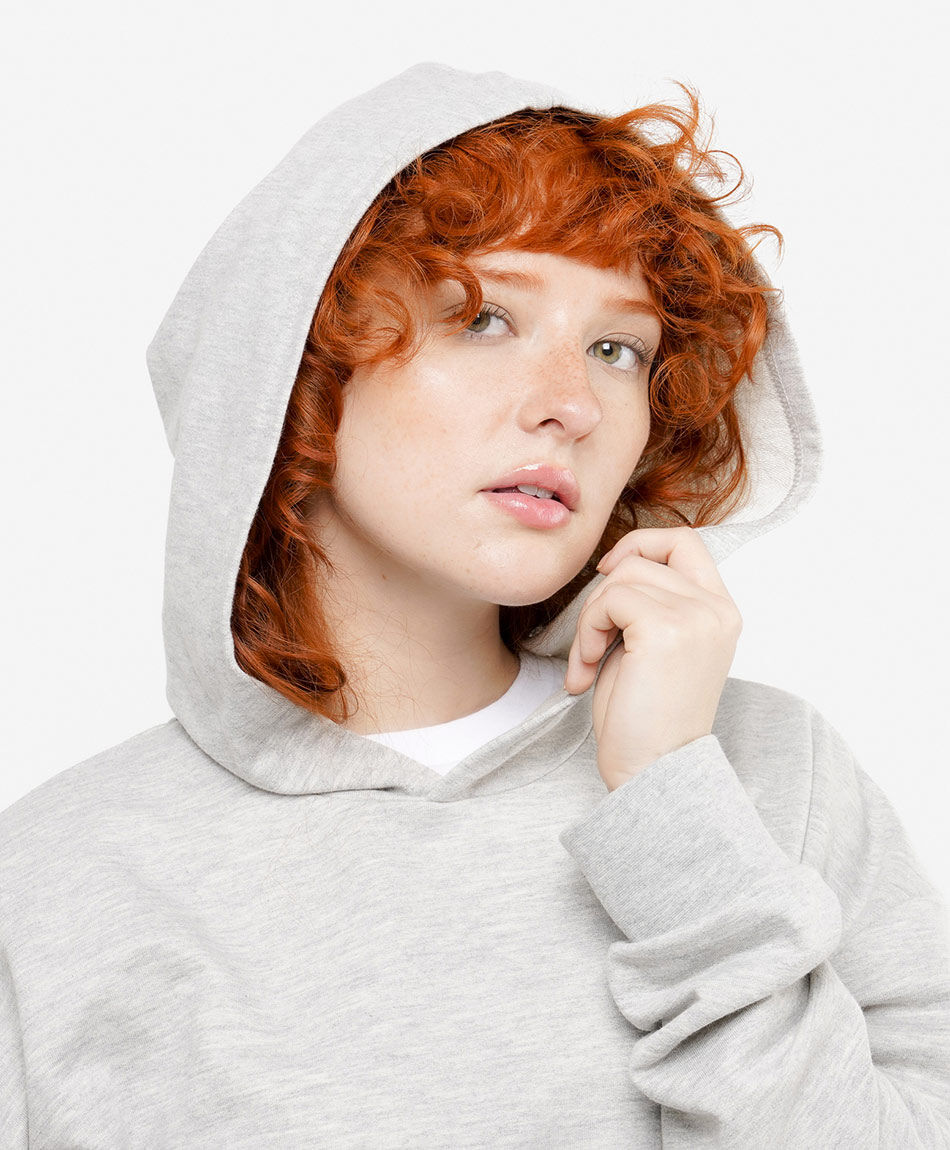 Poler&oacute;n mujer b&aacute;sico gris