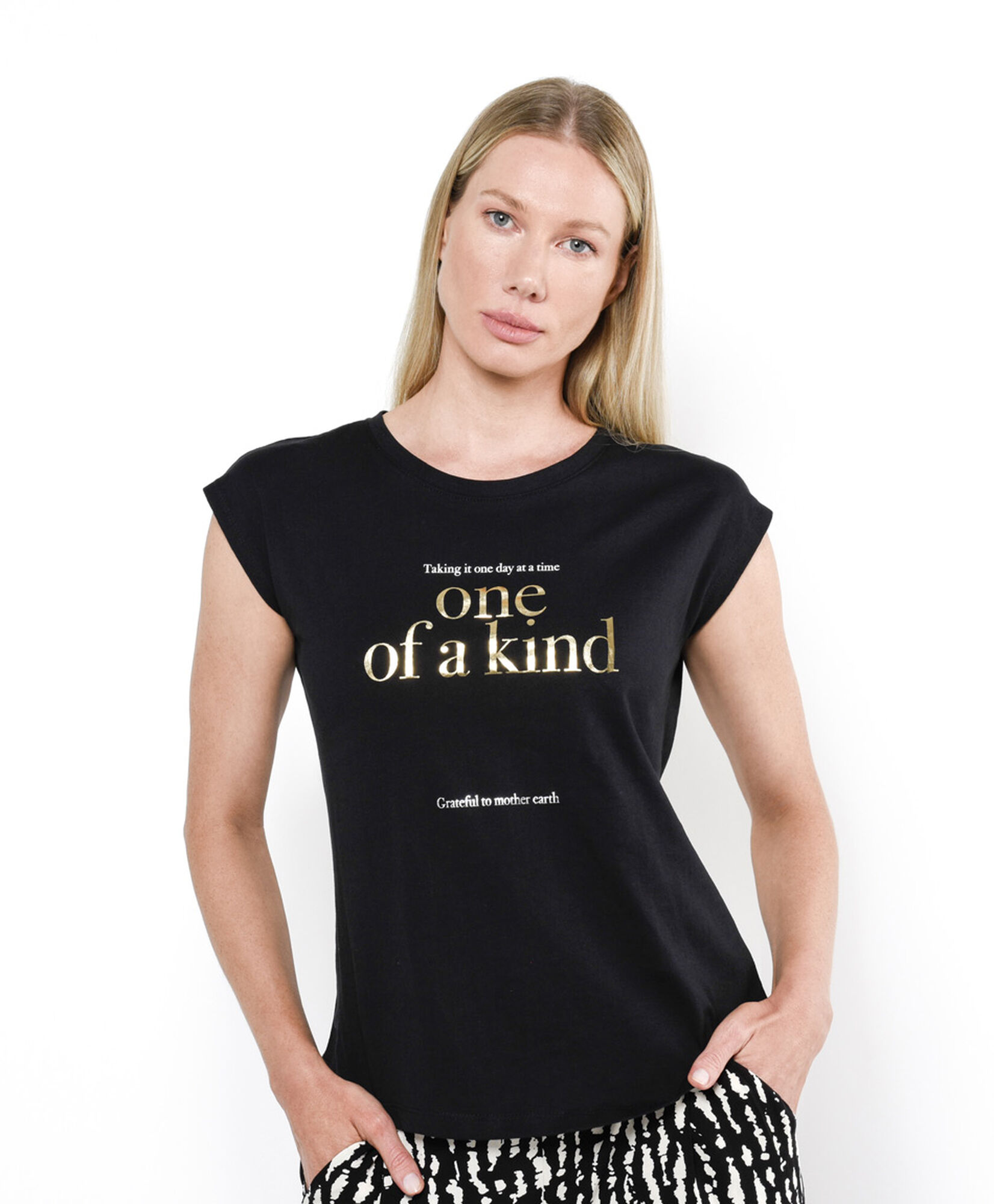 Polera mujer estampado letras doradas Polera mujer estampado letras doradas