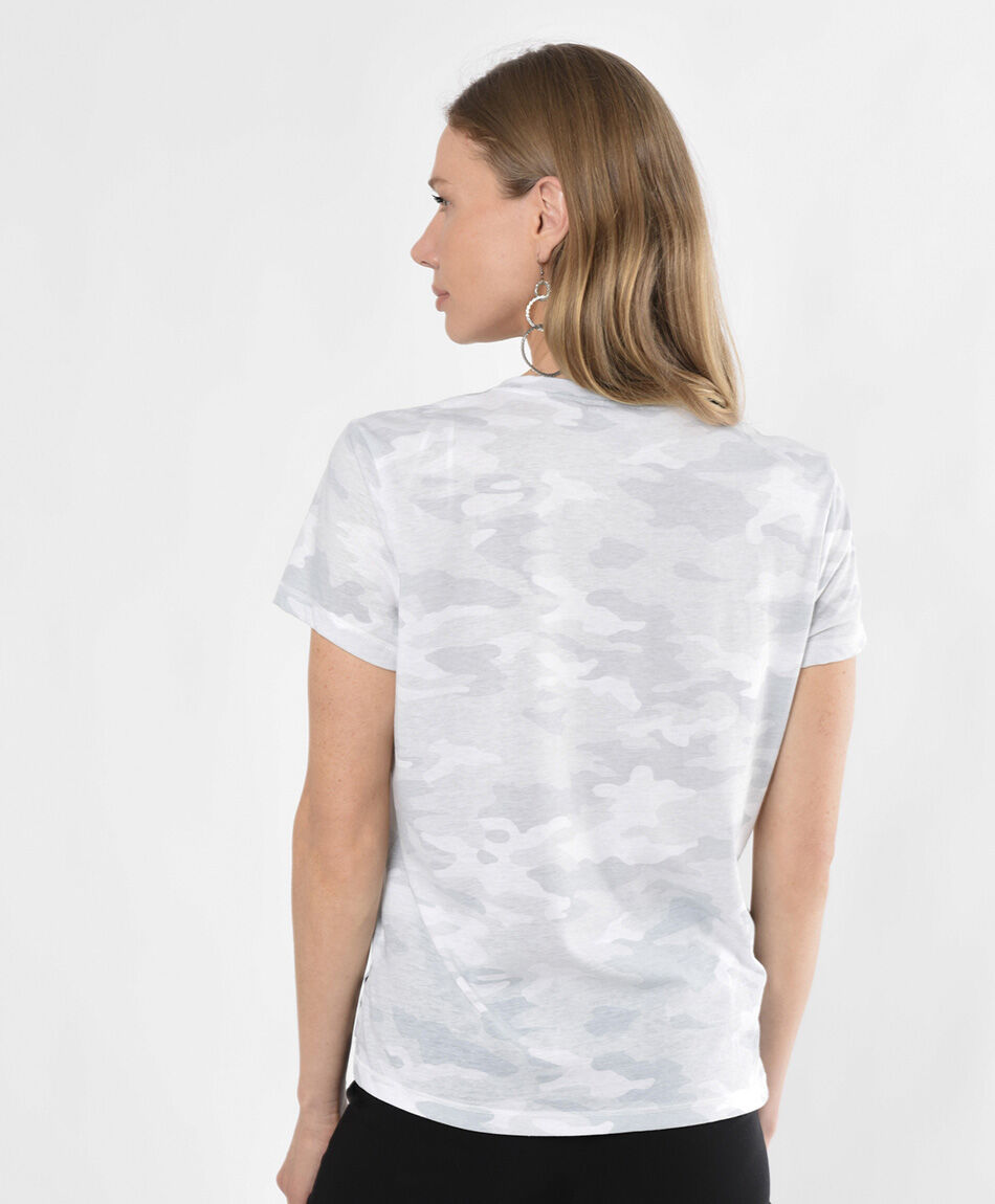 Polera mujer estampado camuflaje gris