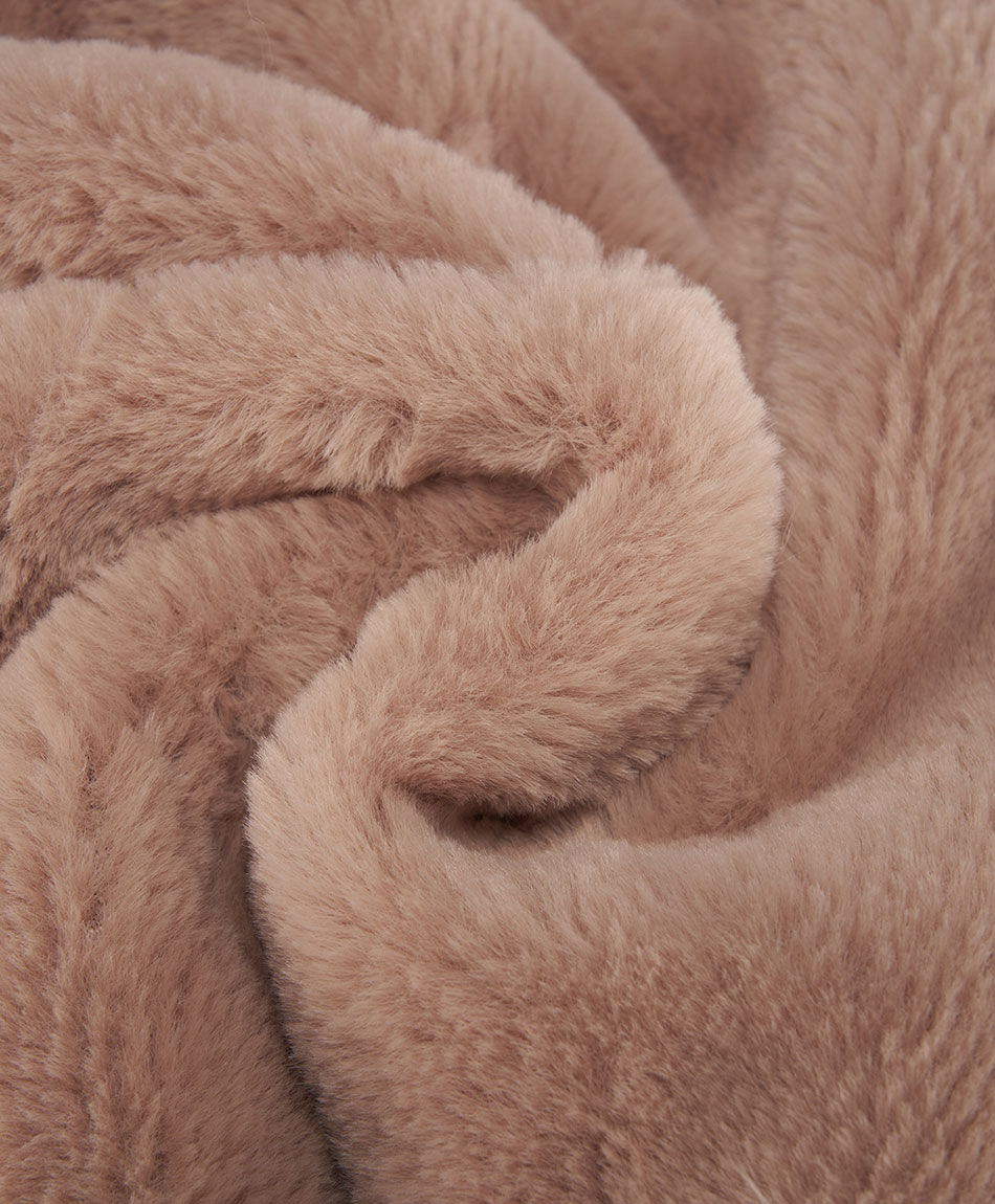 Cuello mujer pelitos