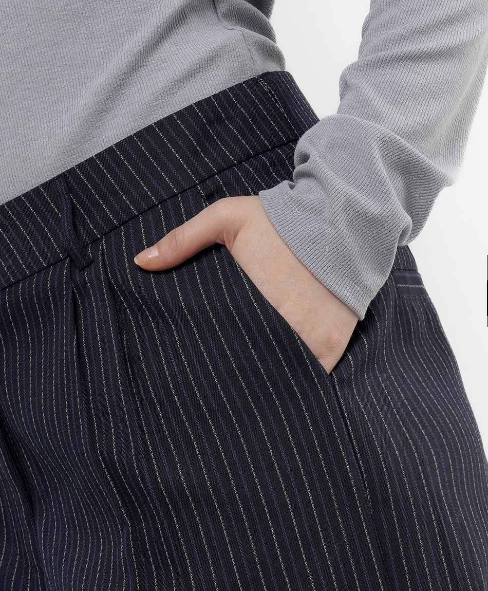 Pantal&oacute;n mujer l&iacute;neas negro