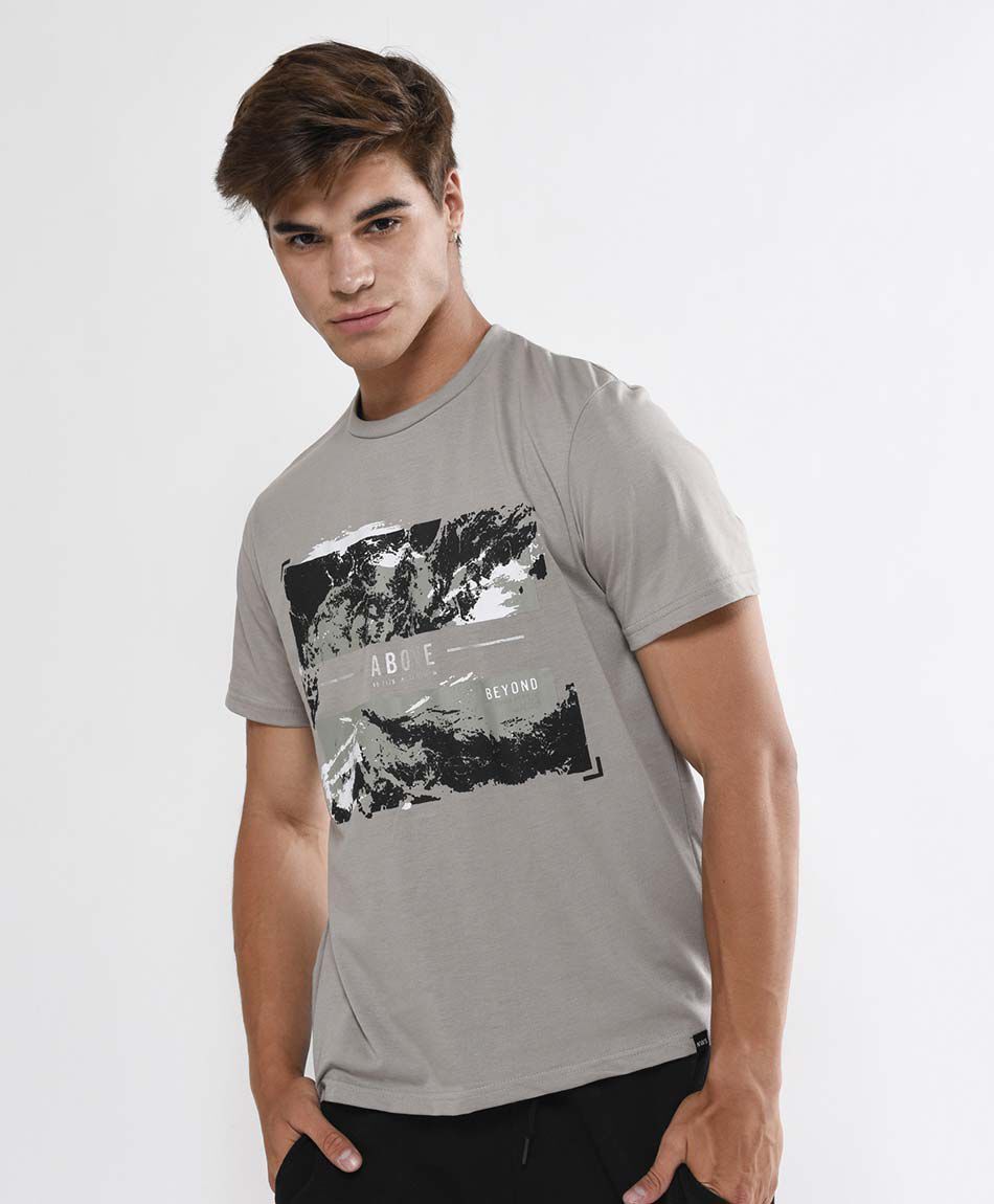 Polera deportiva hombre estampado monta&ntilde;a