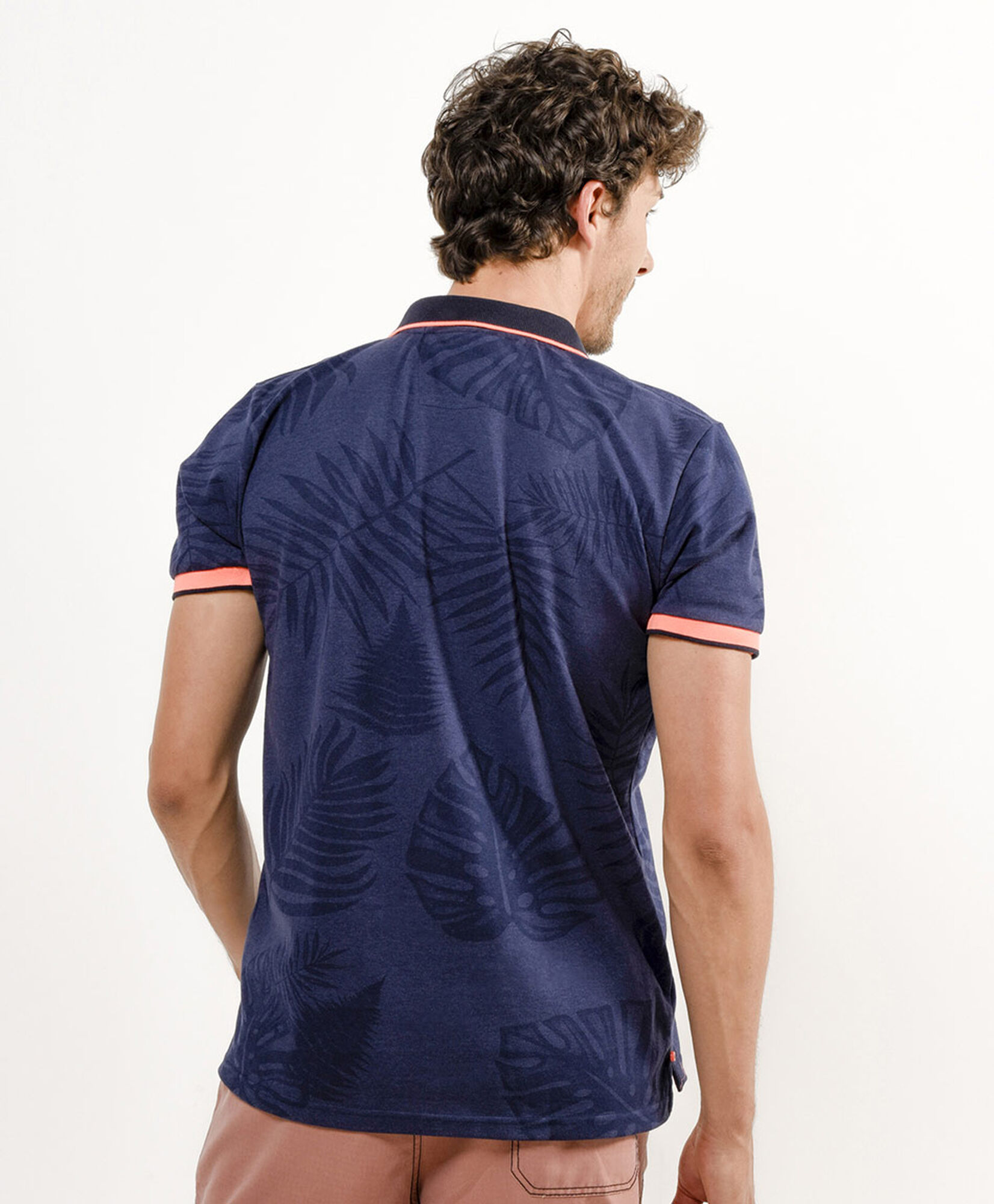 Polera hombre hojas bicolor cuello piqué Polera hombre hojas bicolor cuello piqué