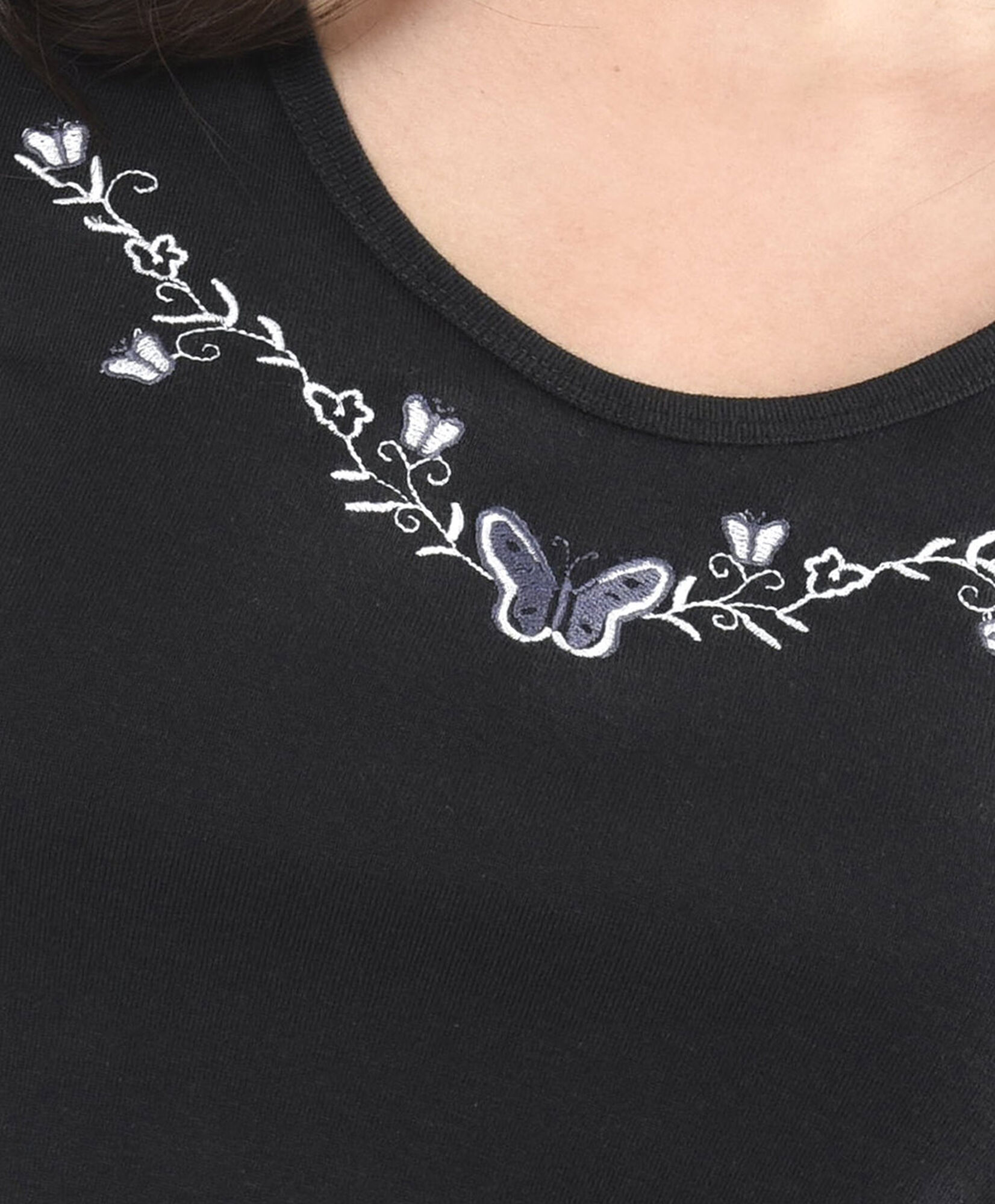 Polera mujer mariposa bordada Polera mujer mariposa bordada