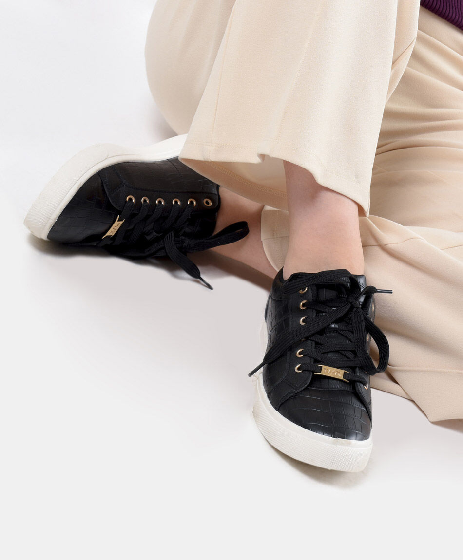 Zapatilla mujer detalles dorados