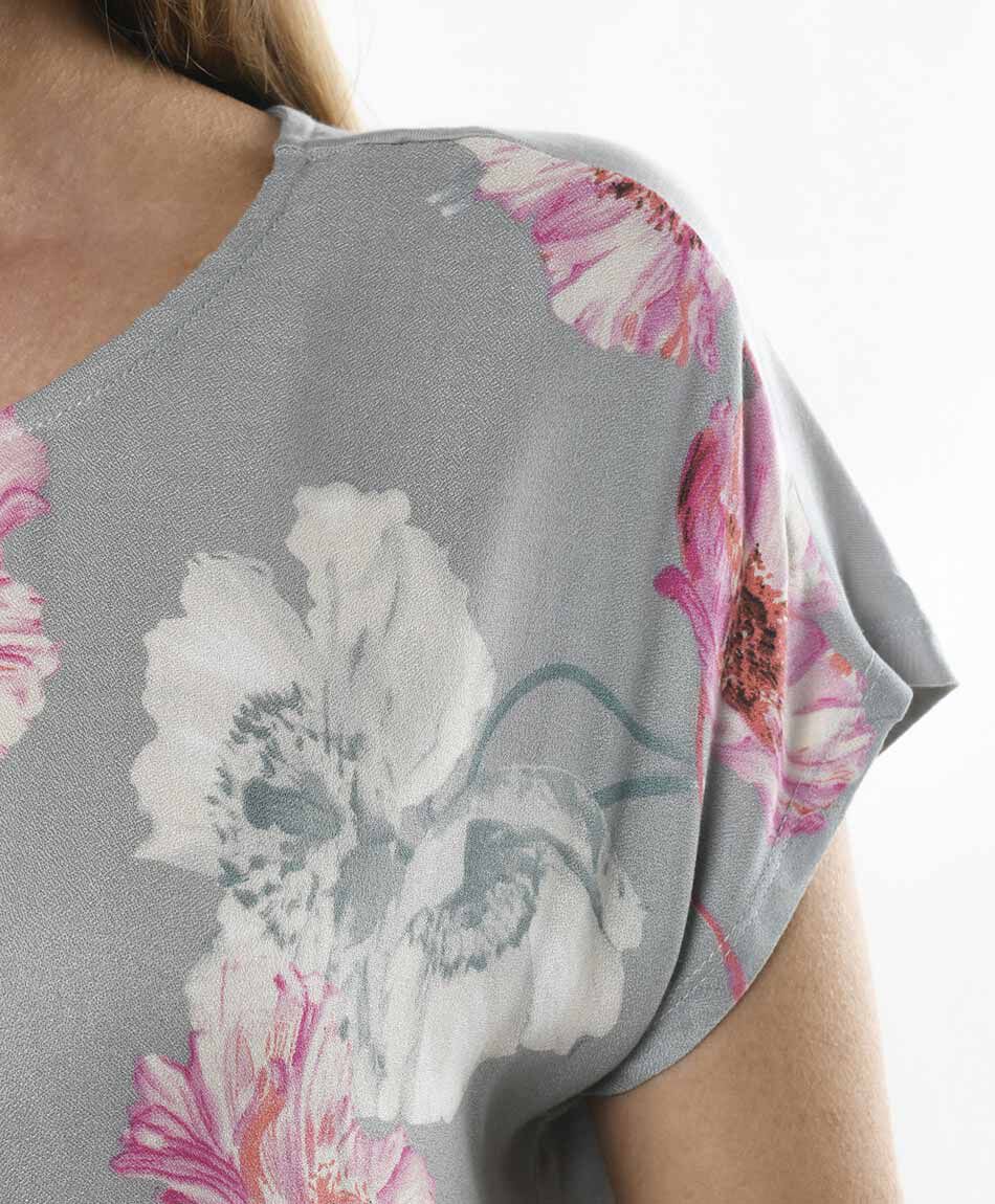 Polera mujer floral mix oversize gris