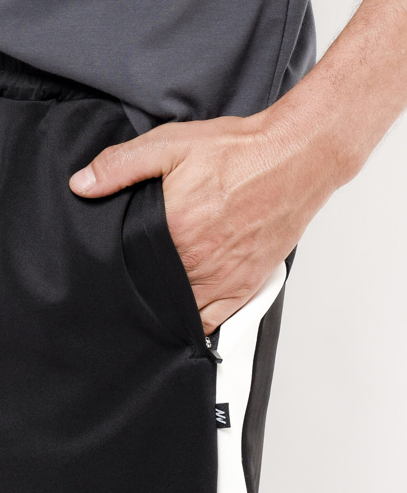 Pantalón deportivo hombre media línea Pantalón deportivo hombre media línea