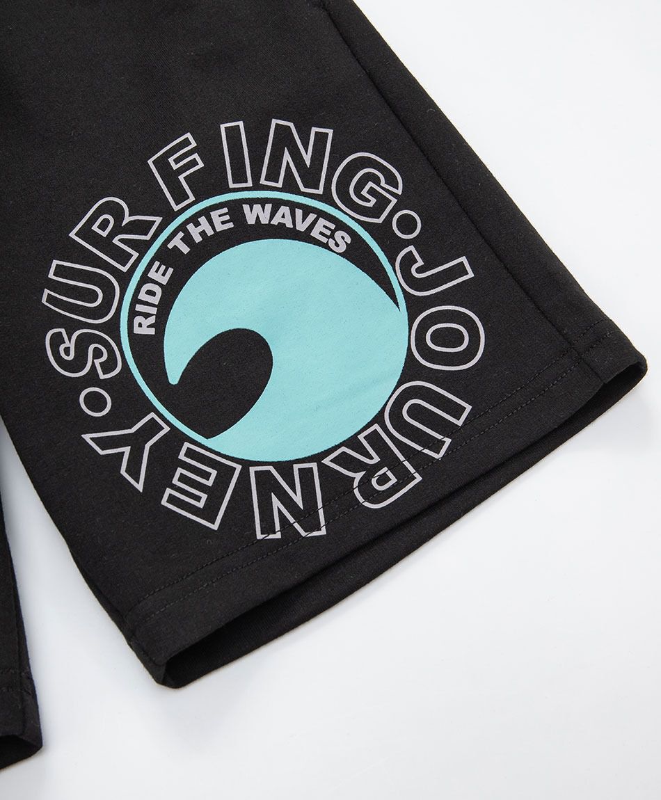 Short ni&ntilde;o surfing