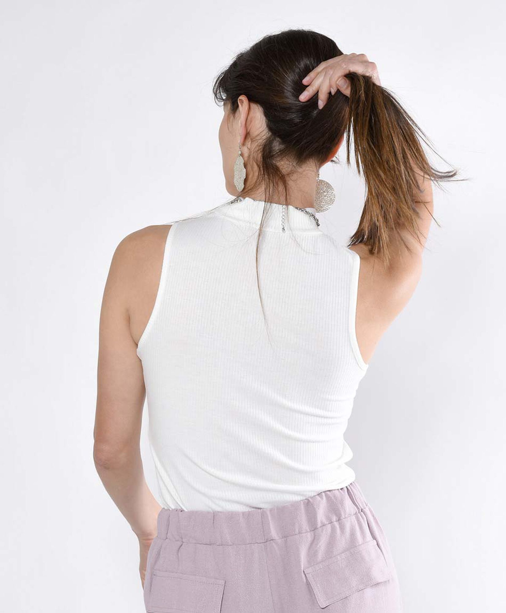 Polera ajustada sin mangas cuello tortuga Polera ajustada sin mangas cuello tortuga
