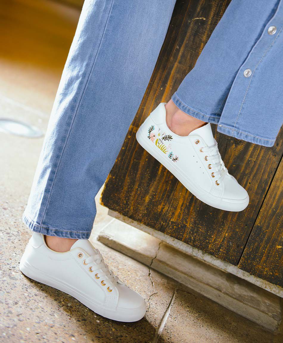 Zapatilla mujer flor bordada