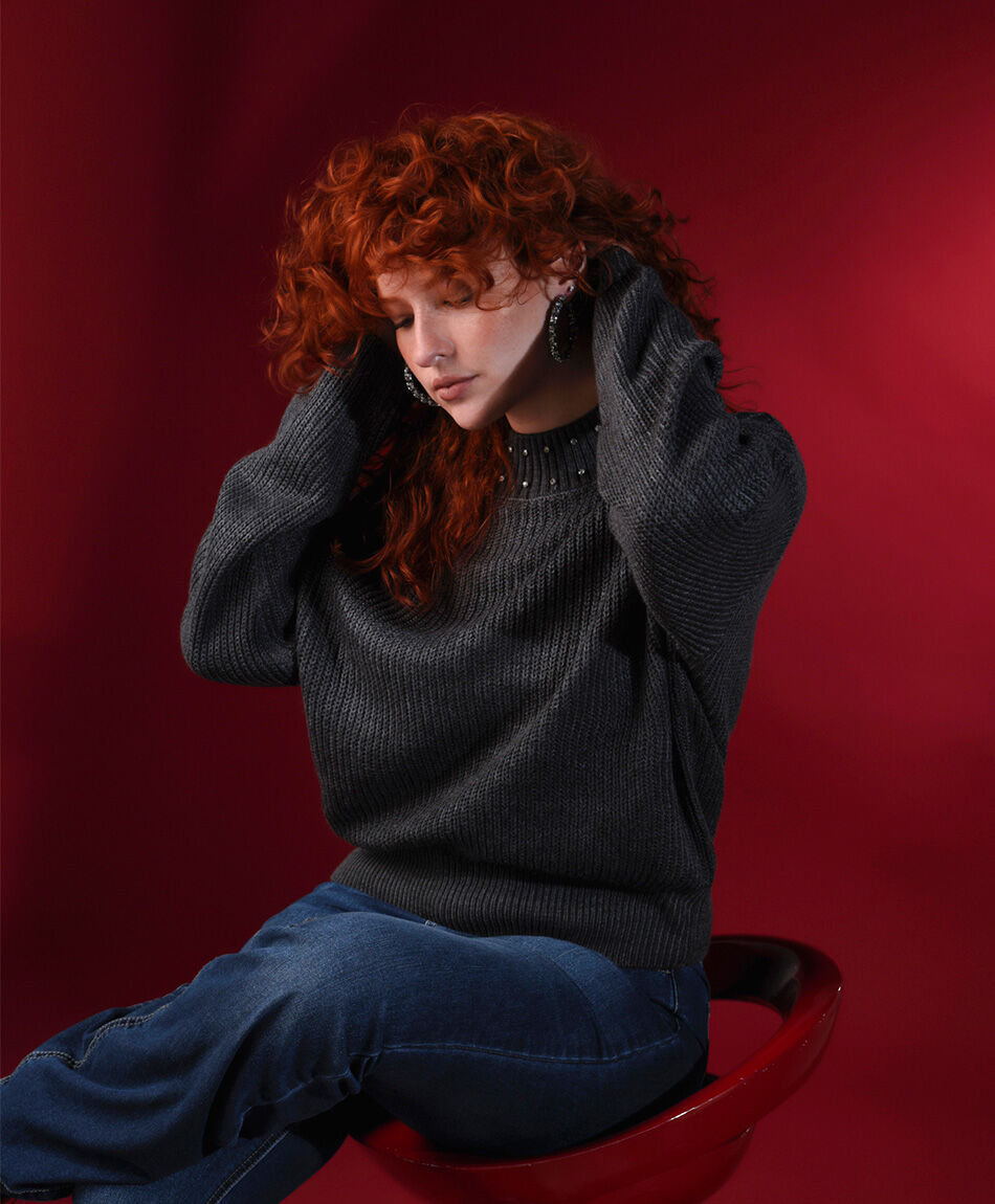 Sweater mujer cuello con tachas