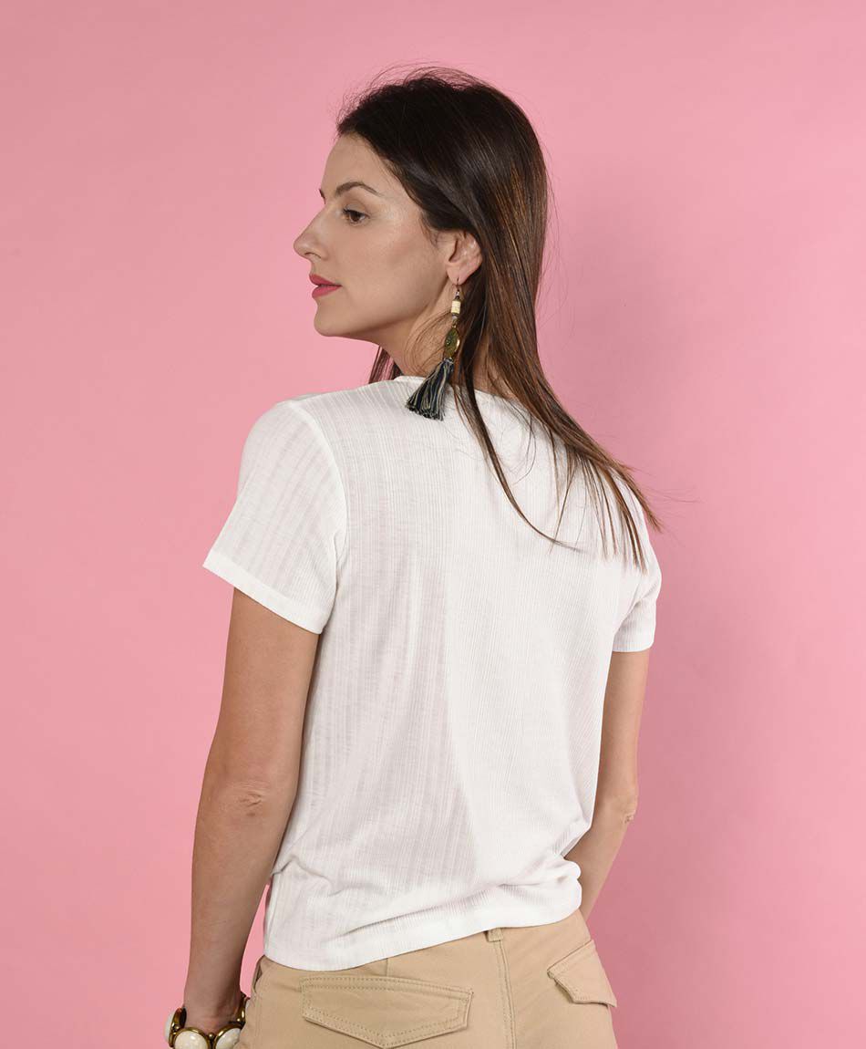 Polera ajustada manga corta cuello en v